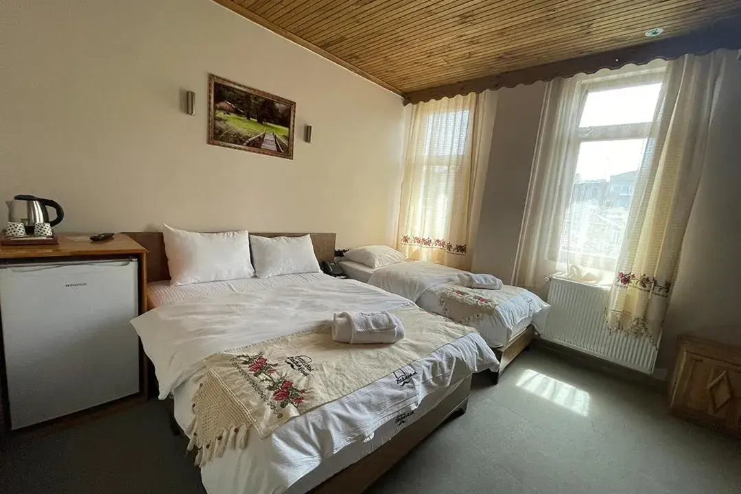 Comfort Triple Room with Shower - single occupancy in Osmanlı Paşa Otel- Konaklama Comfort Triple Room with Shower - single occupancy in Osmanlı Paşa Otel- Konaklama