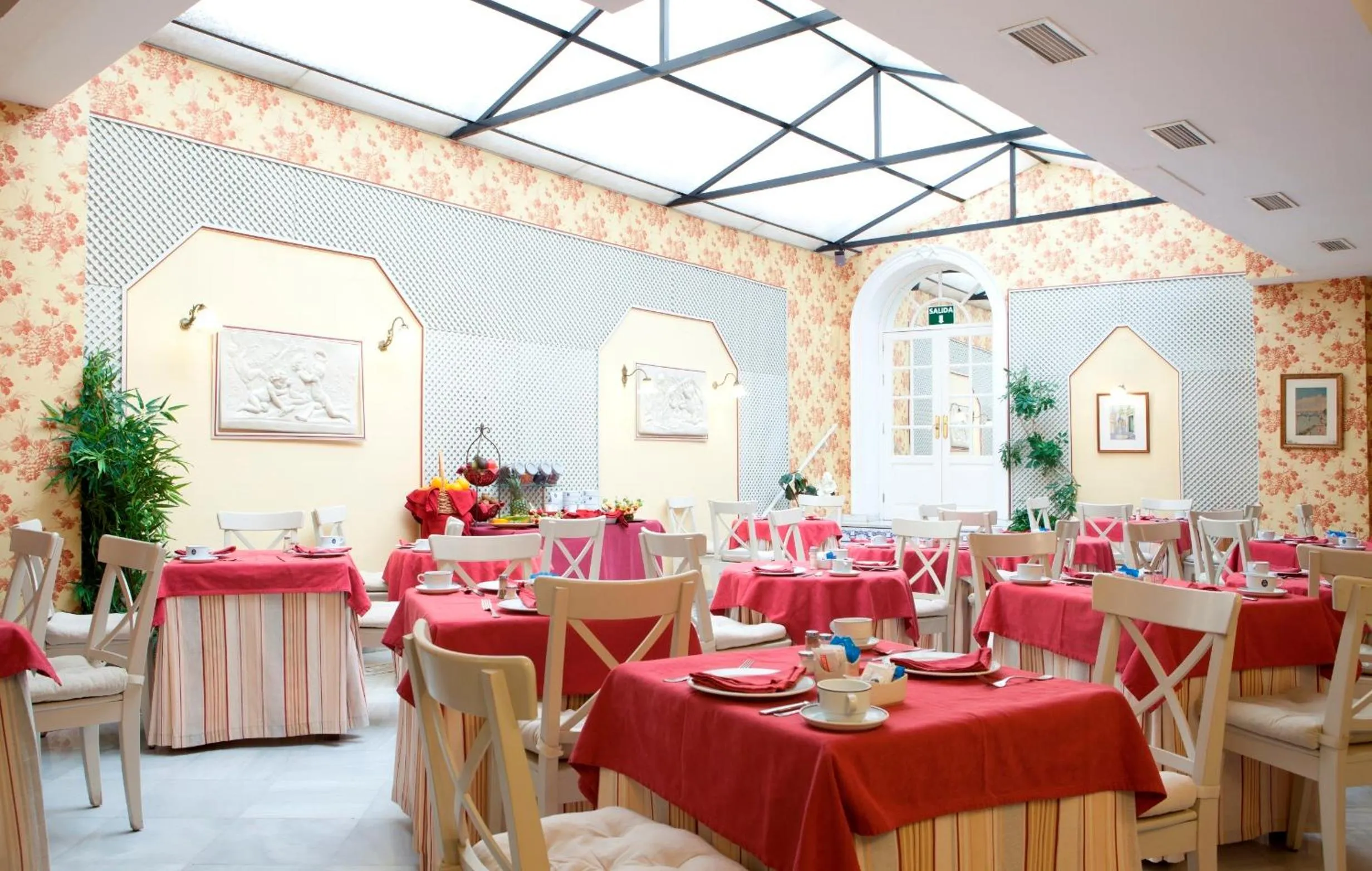 Restaurant/places to eat in Hotel Doña María