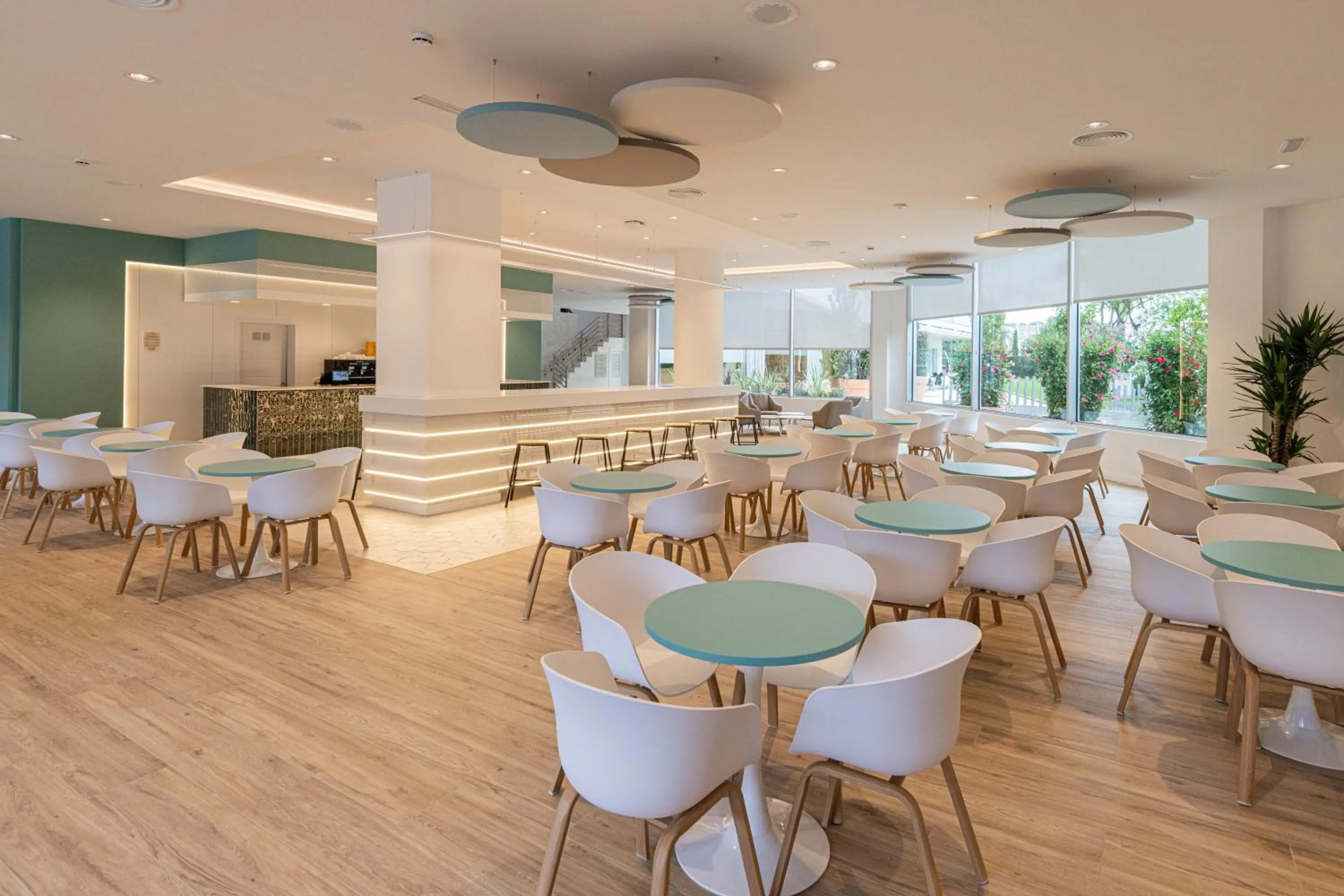 Restaurant/Places to Eat in Hotel Piramide Salou