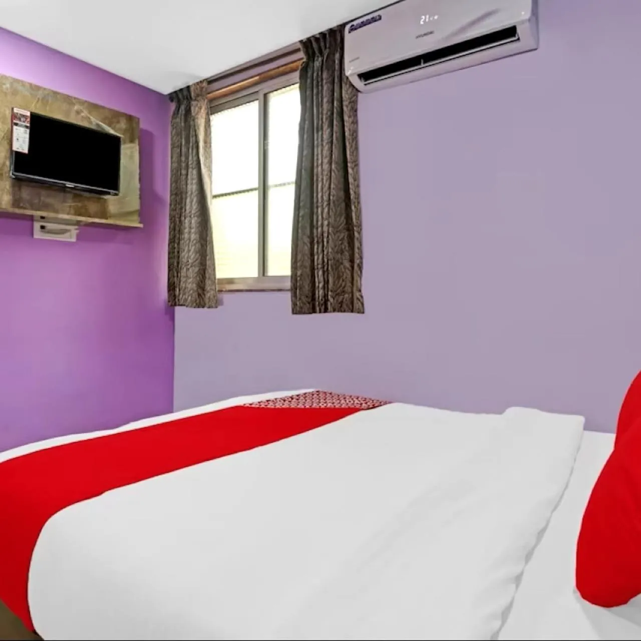 Bed in Hotel Welcome Inn,Mumbai