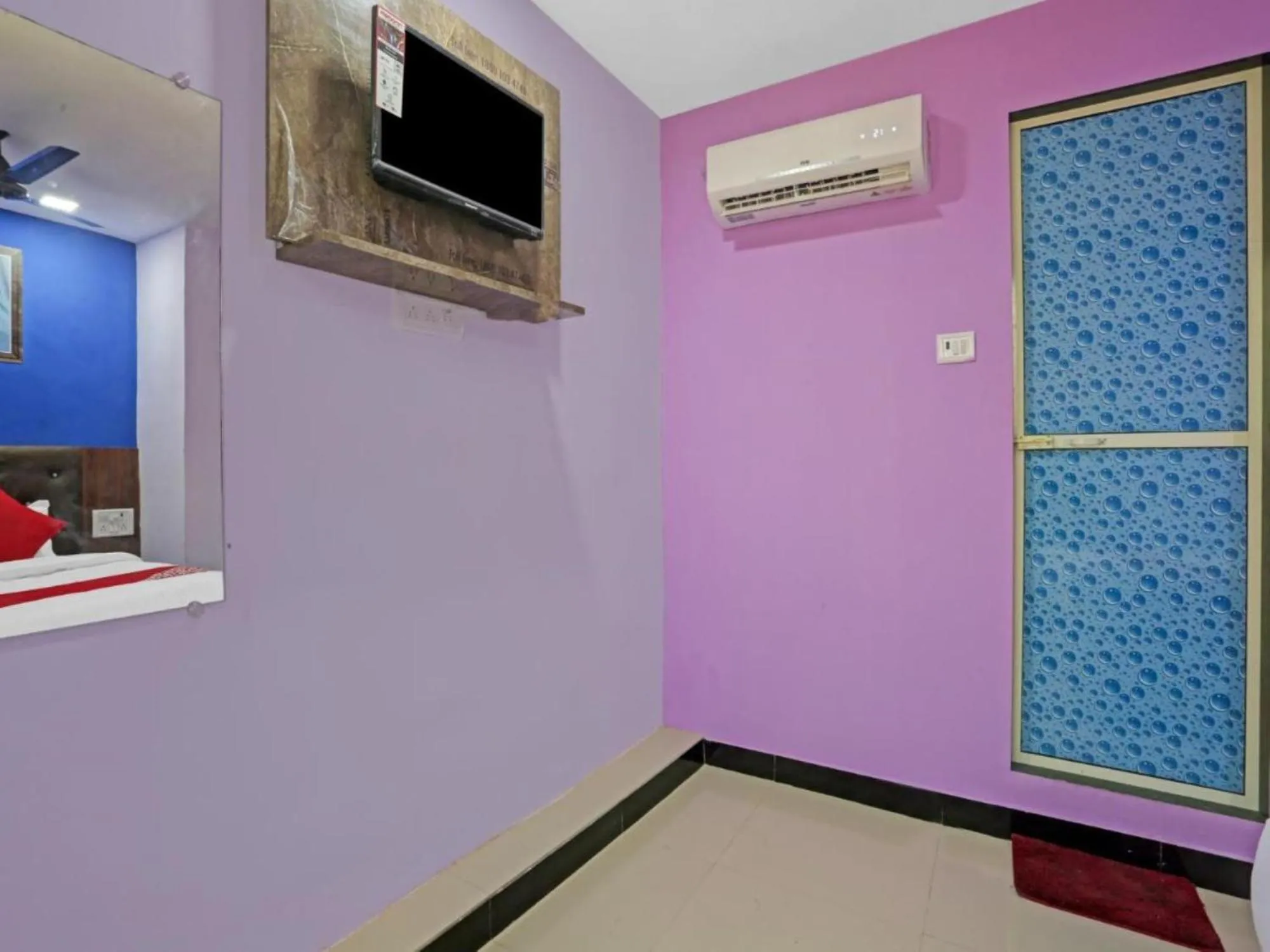 Bed in Hotel Welcome Inn,Mumbai