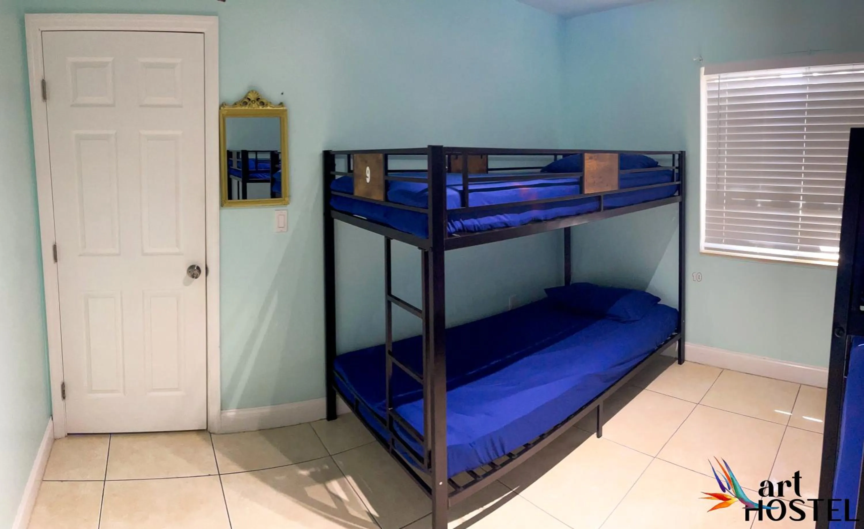 Photo of the whole room, Bed in Summer Gardens