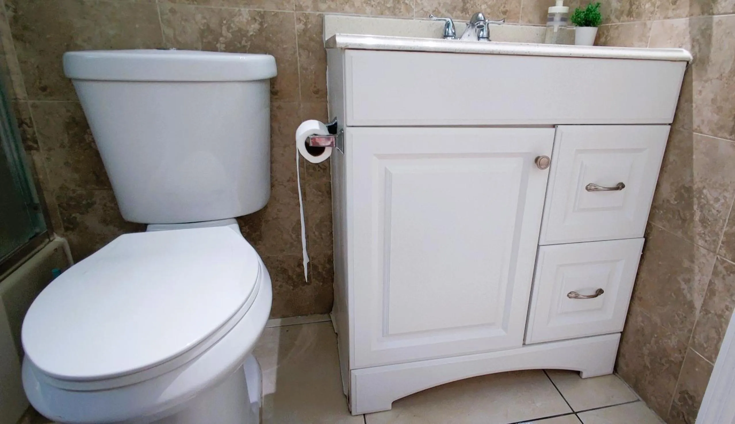 Bathroom in Summer Gardens