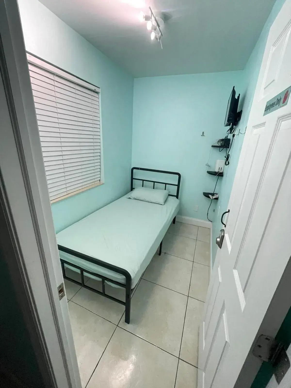 Small Single Room in Summer Gardens Small Single Room in Summer Gardens