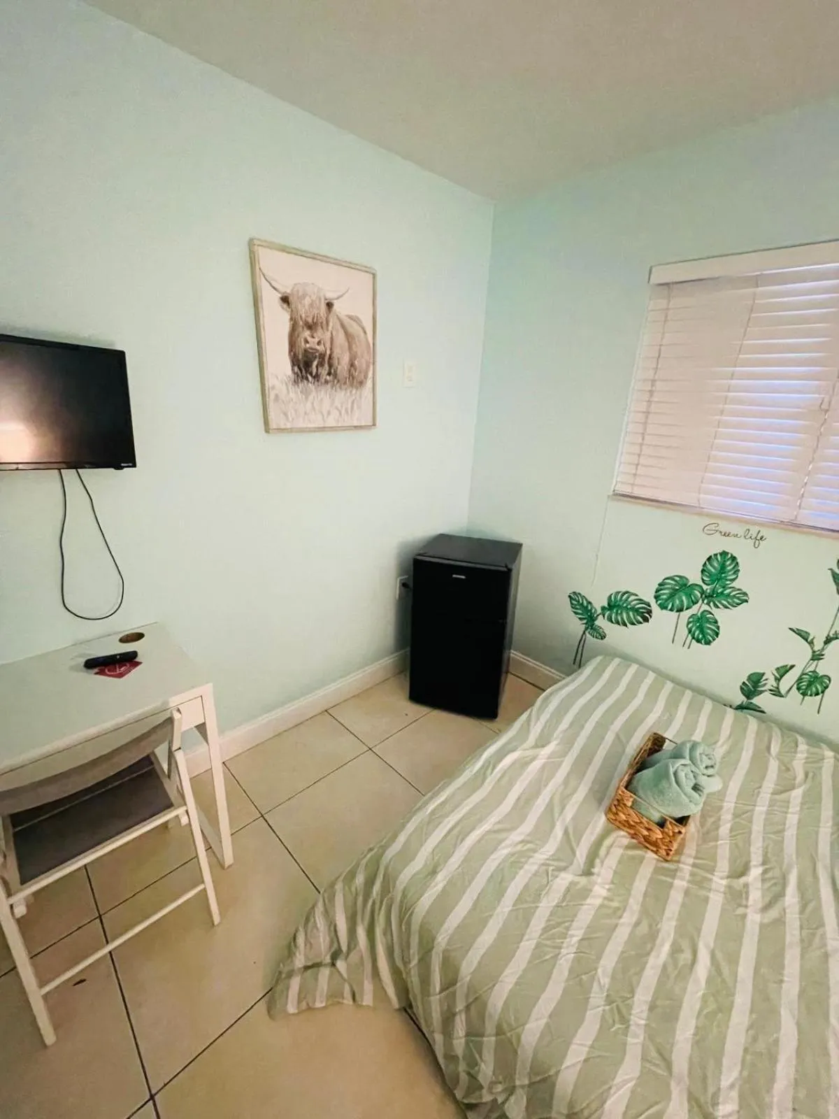 Bed in Summer Gardens