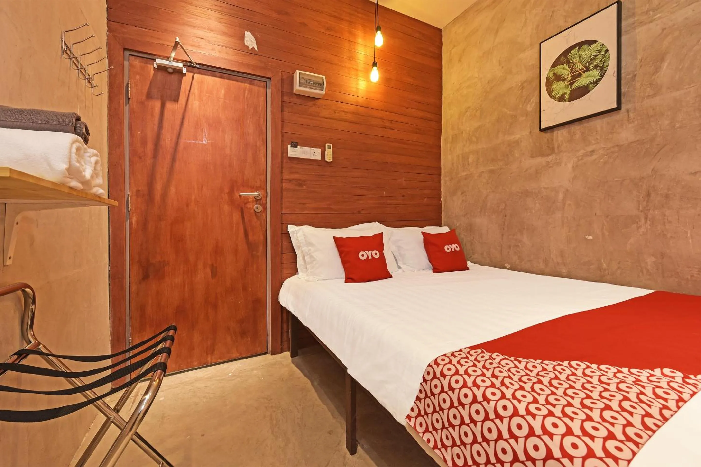 Bedroom in OYO 90662 The 1975 Hotel Empire