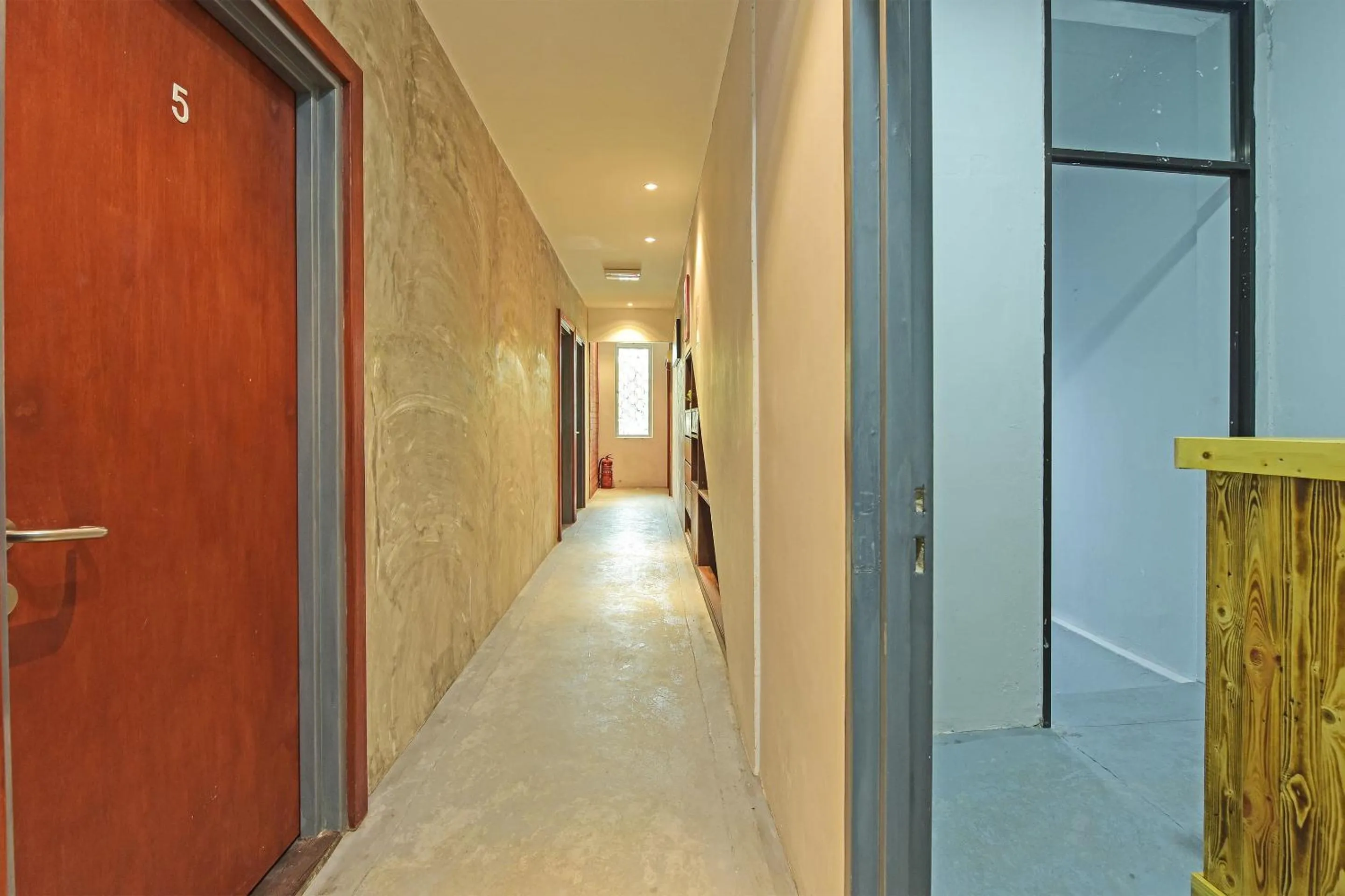 Lobby or reception in OYO 90662 The 1975 Hotel Empire