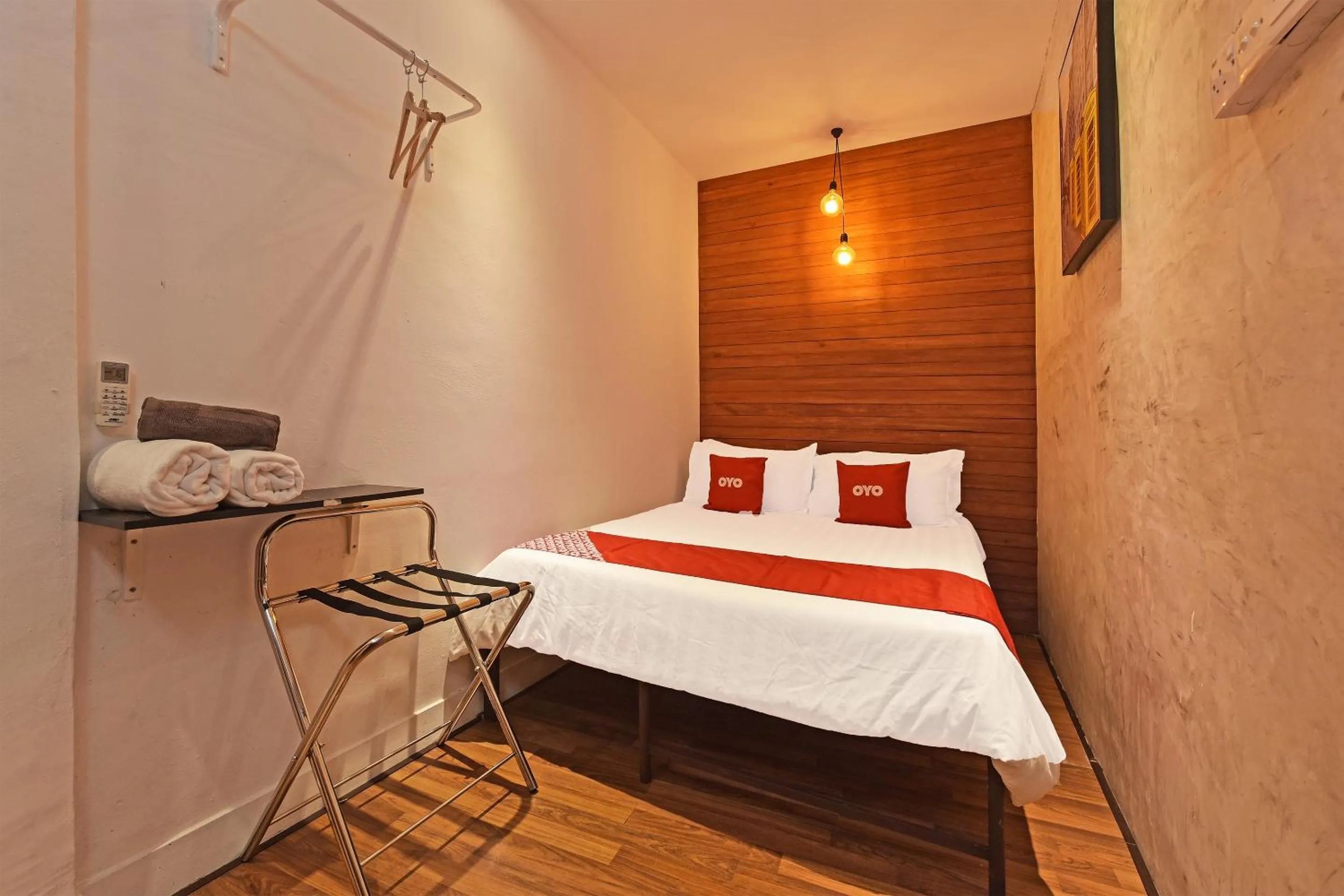 Bedroom in OYO 90662 The 1975 Hotel Empire