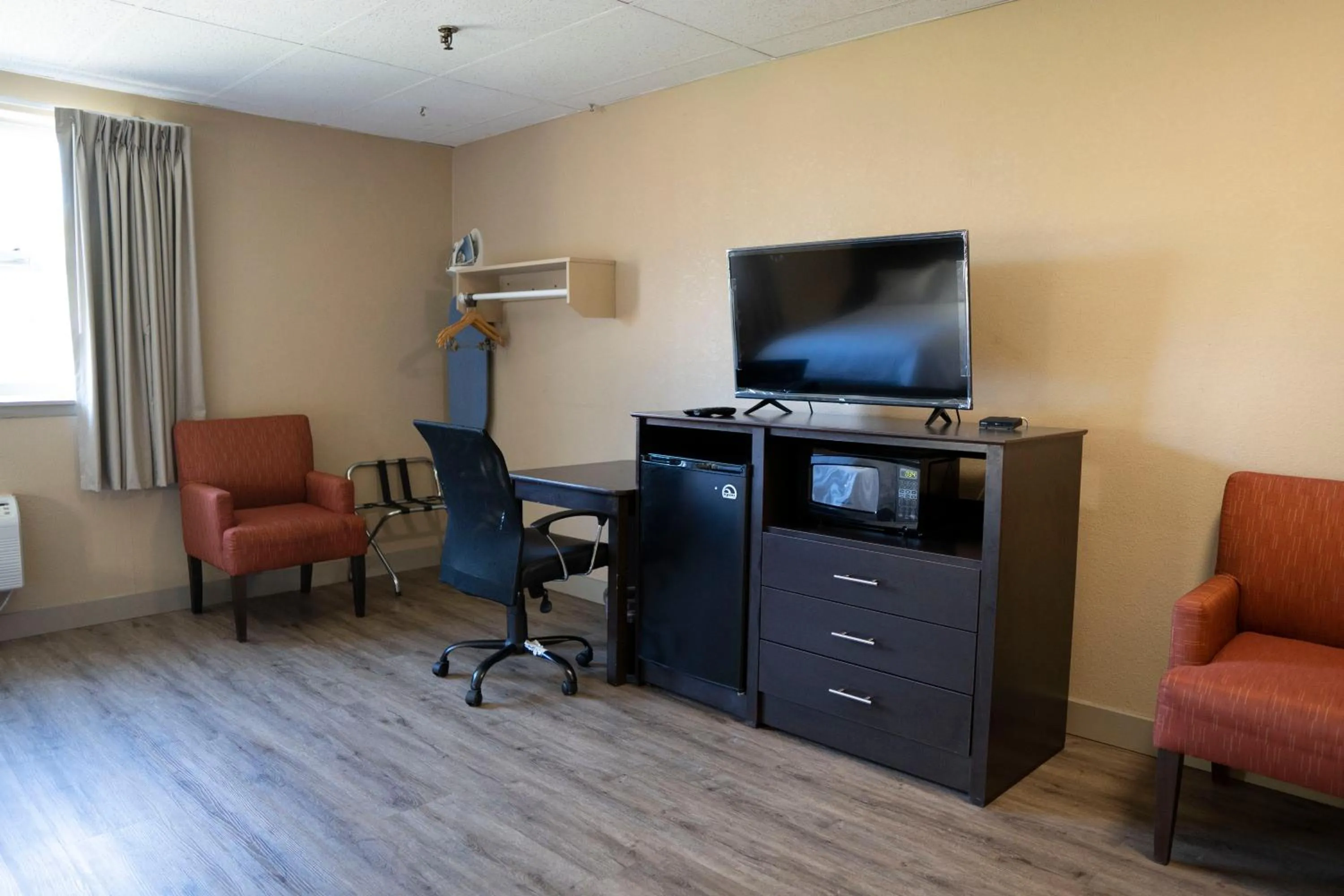 Communal lounge/ TV room in Framingham Inn