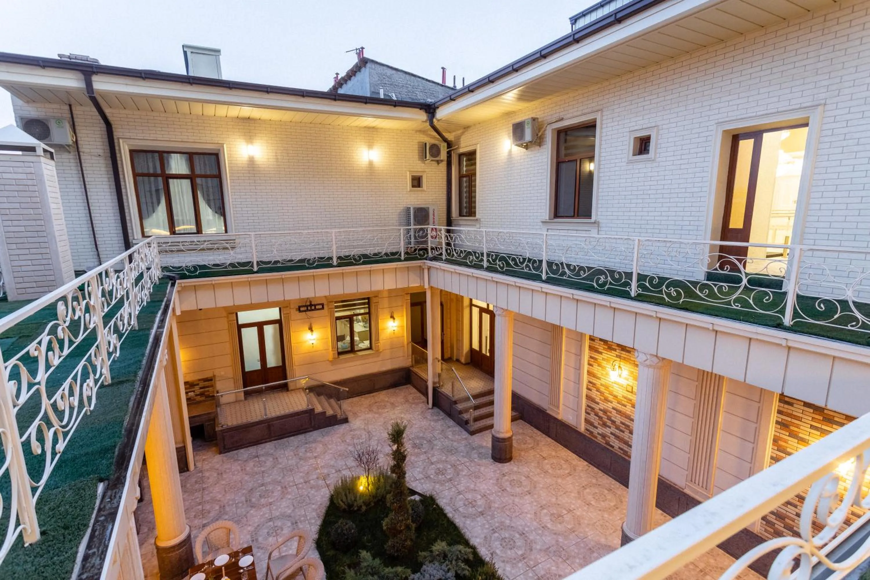 Garden in Osiyo Plaza Hotel