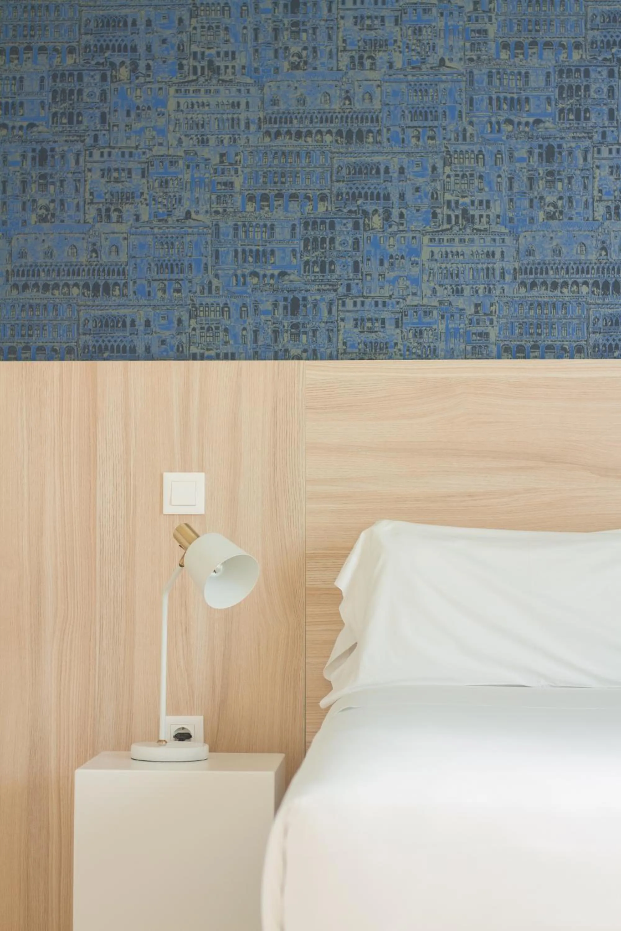 Decorative detail, Bed in room Select Porto Suites