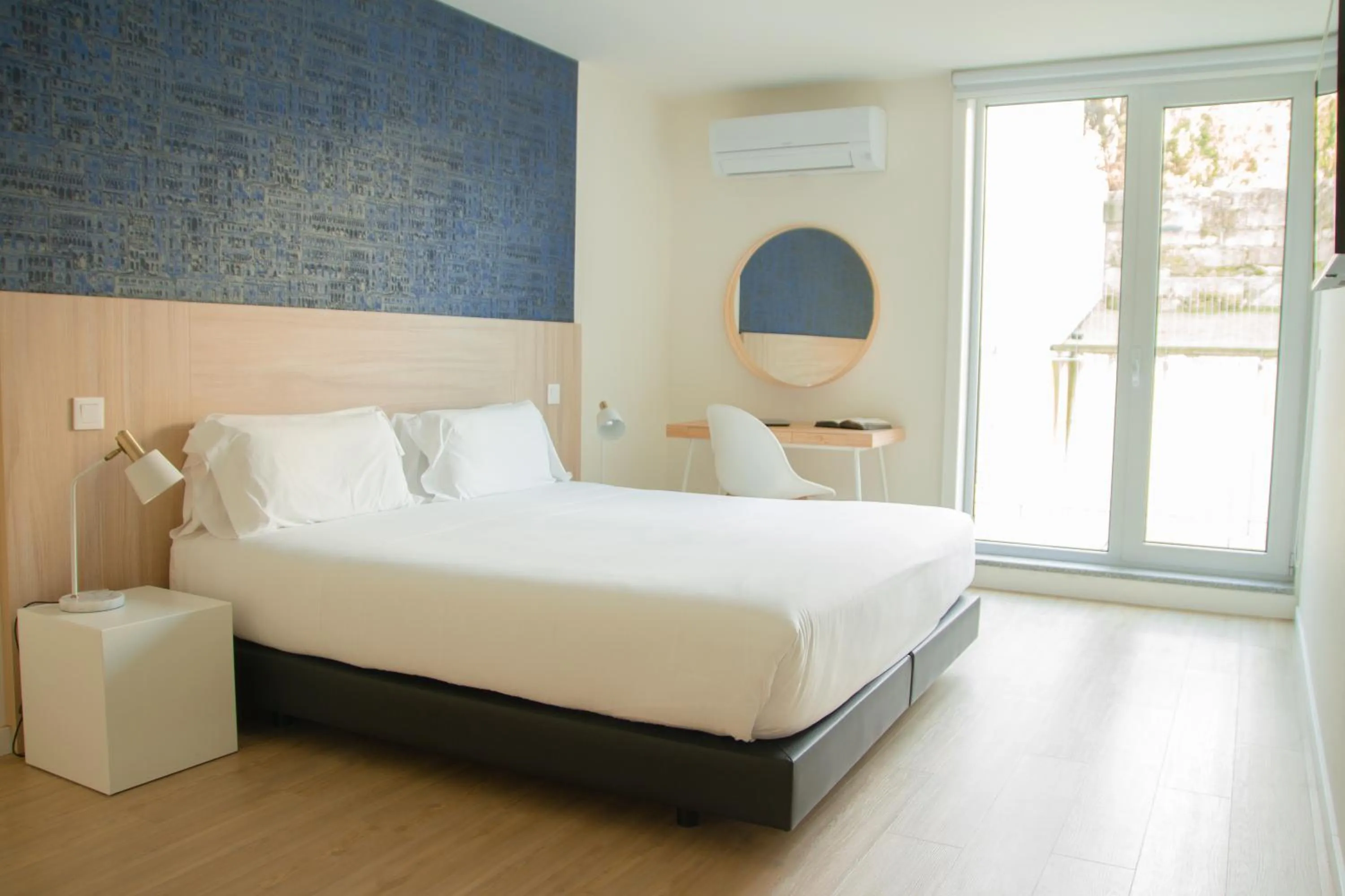Photo of the whole room, Bed in room Select Porto Suites