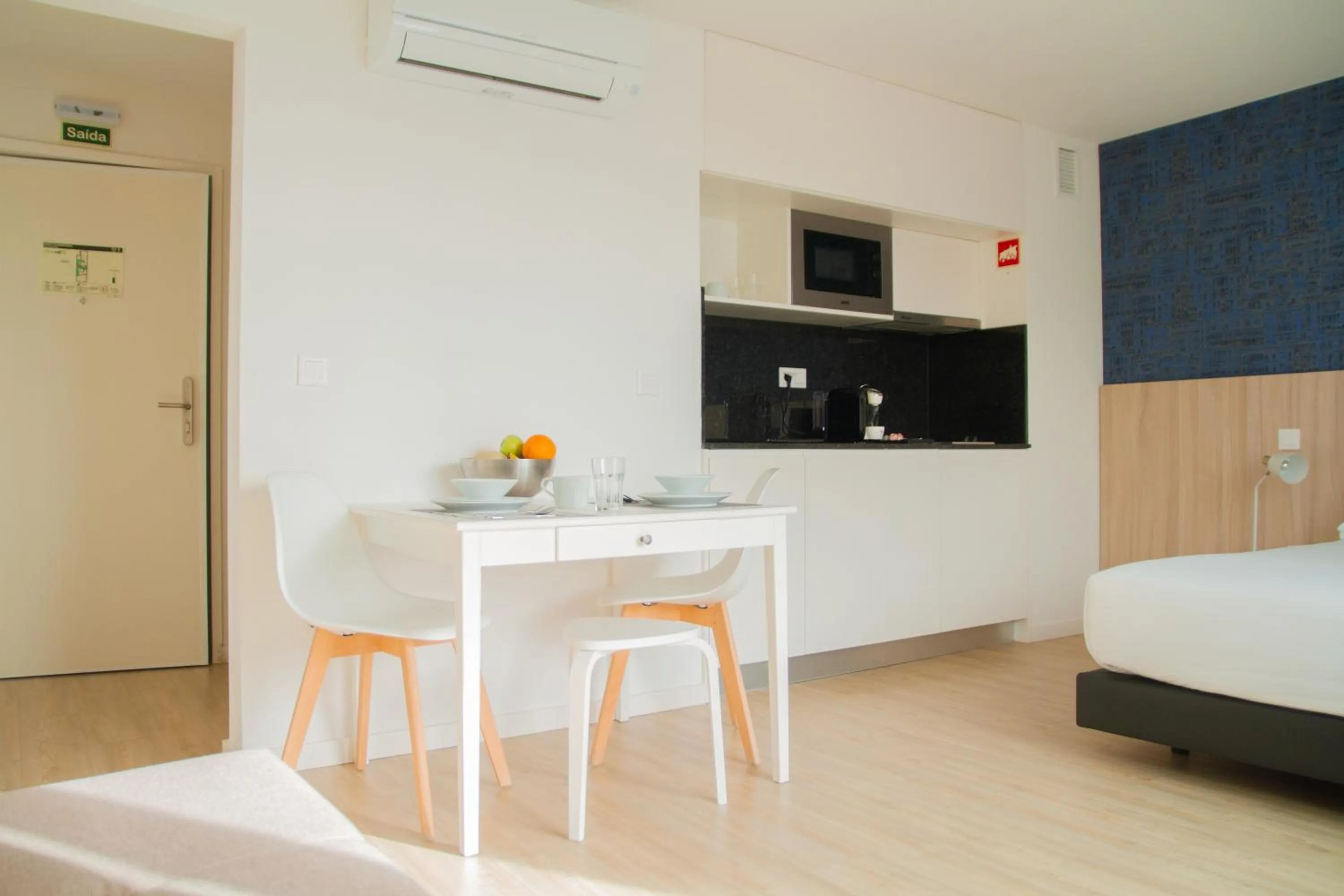 Photo of the whole room, Bed in room Select Porto Suites