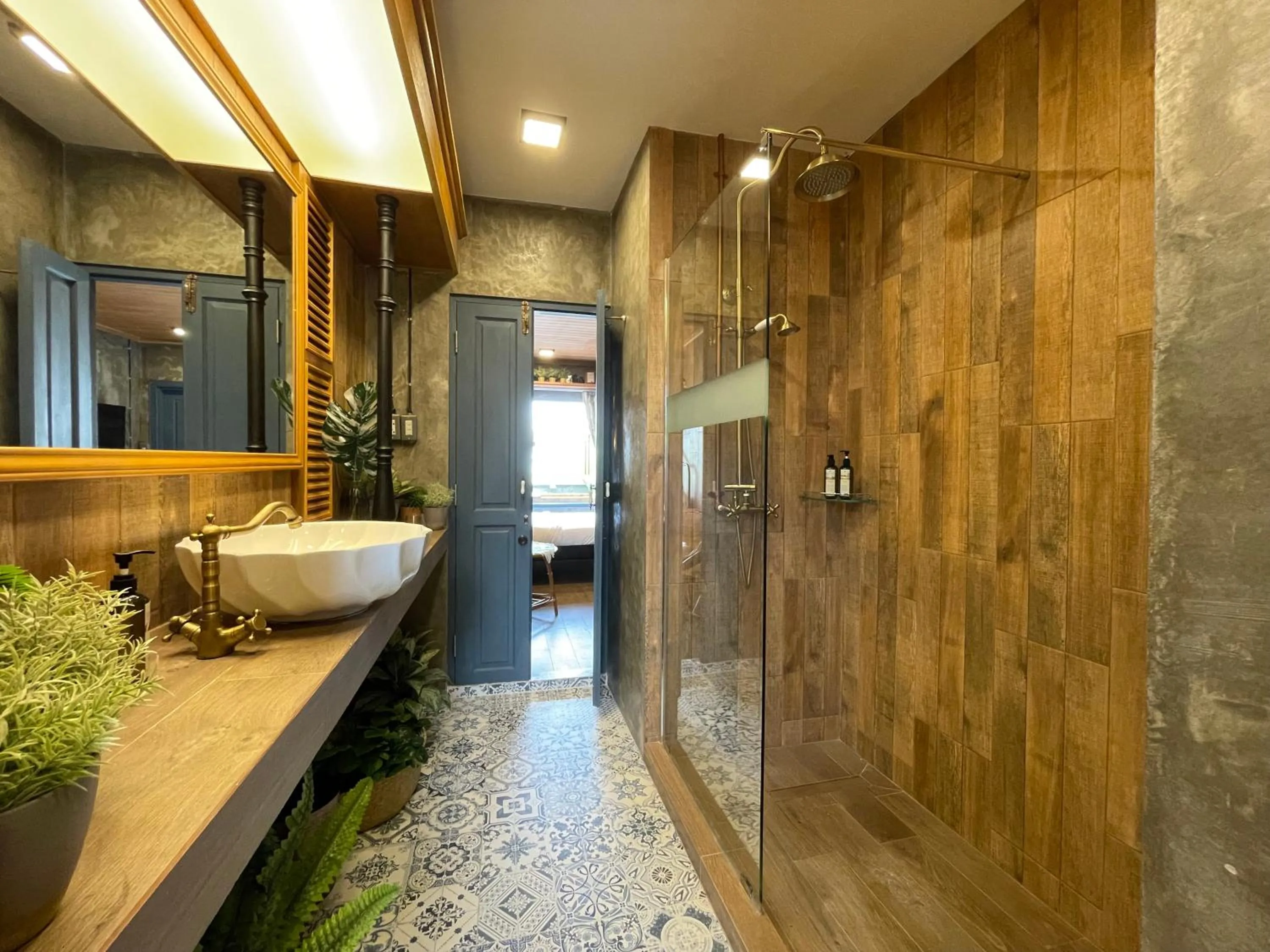 Shower in Central Old Town Cottage