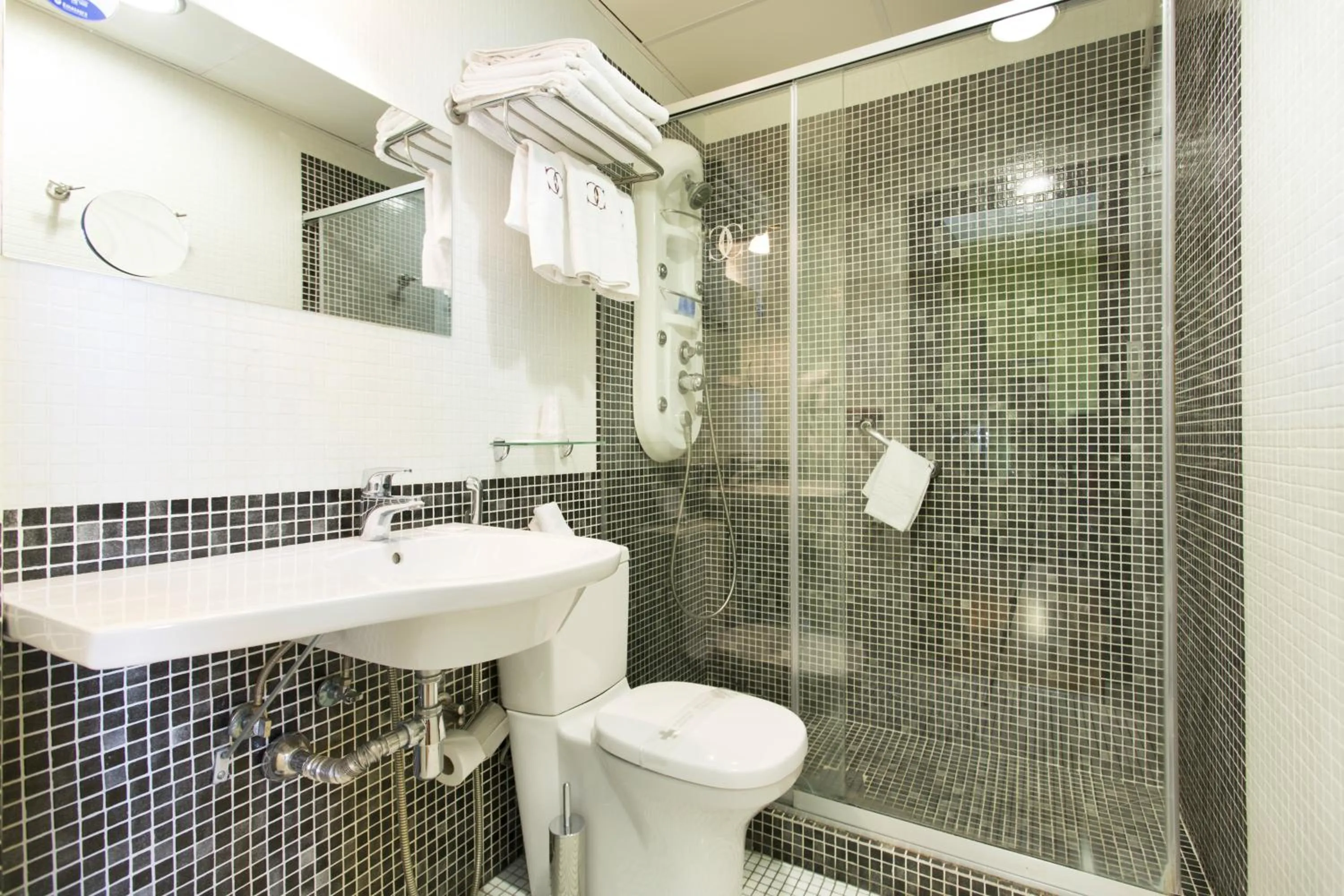 Shower in Hotel Carlos V