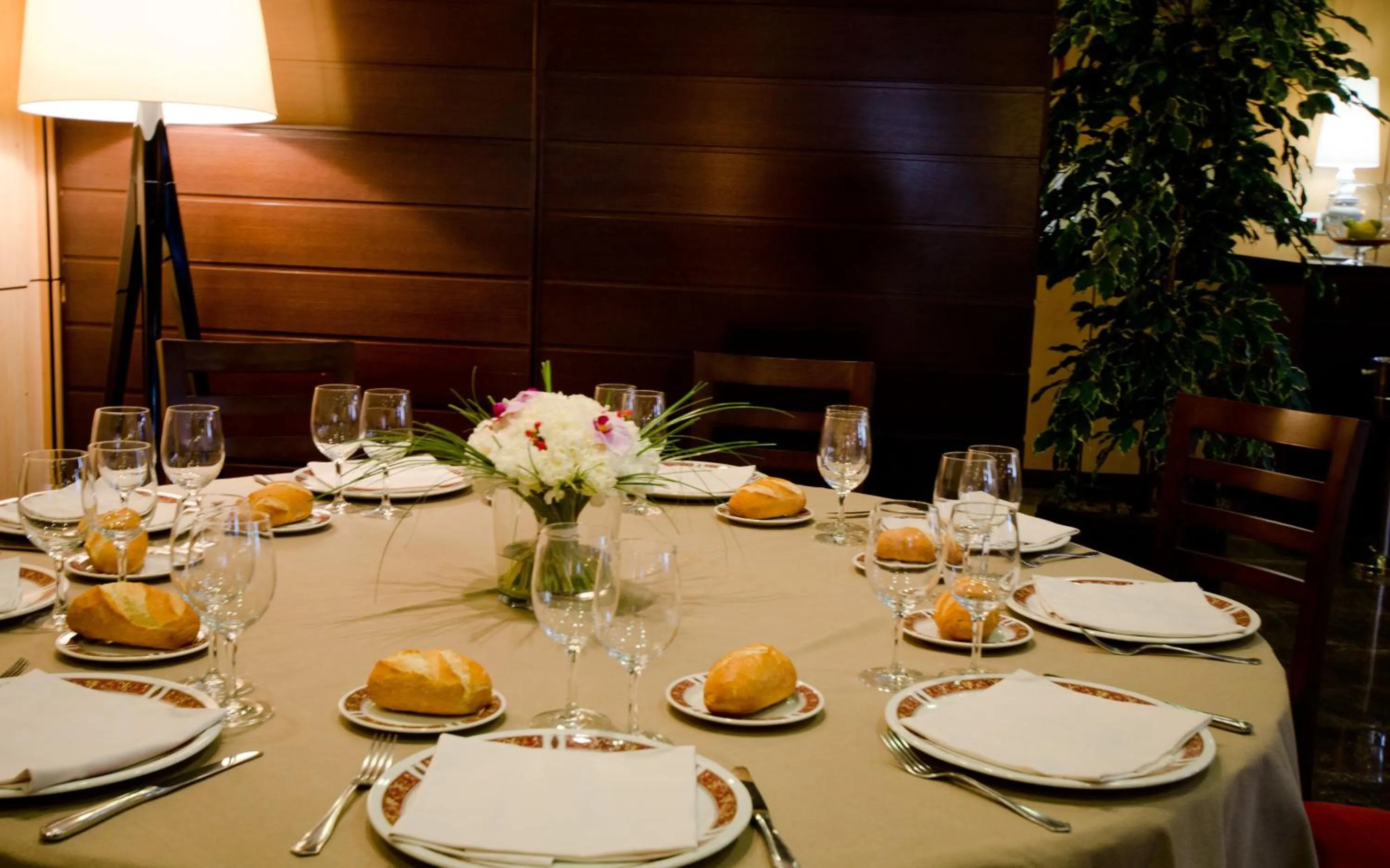 Restaurant/places to eat in Hotel Andia