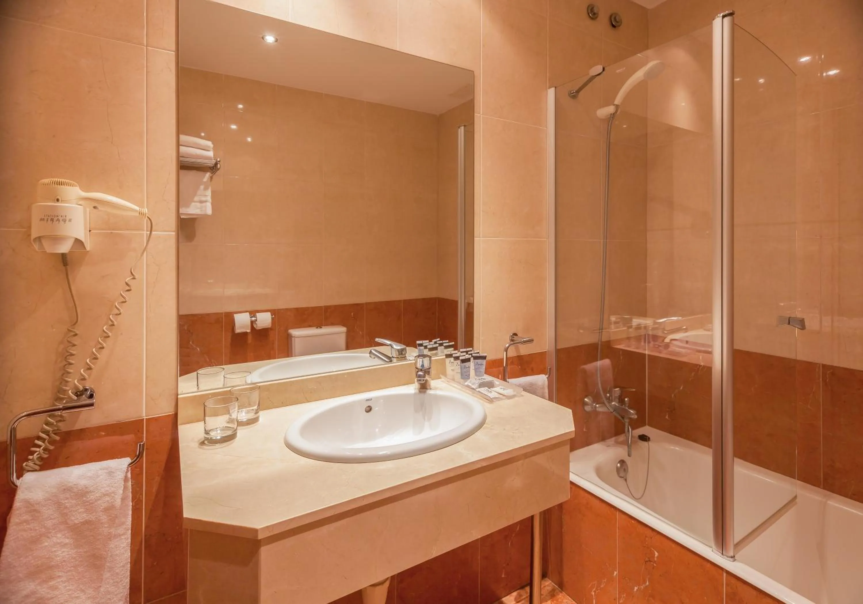 Bathroom in Hotel Andia