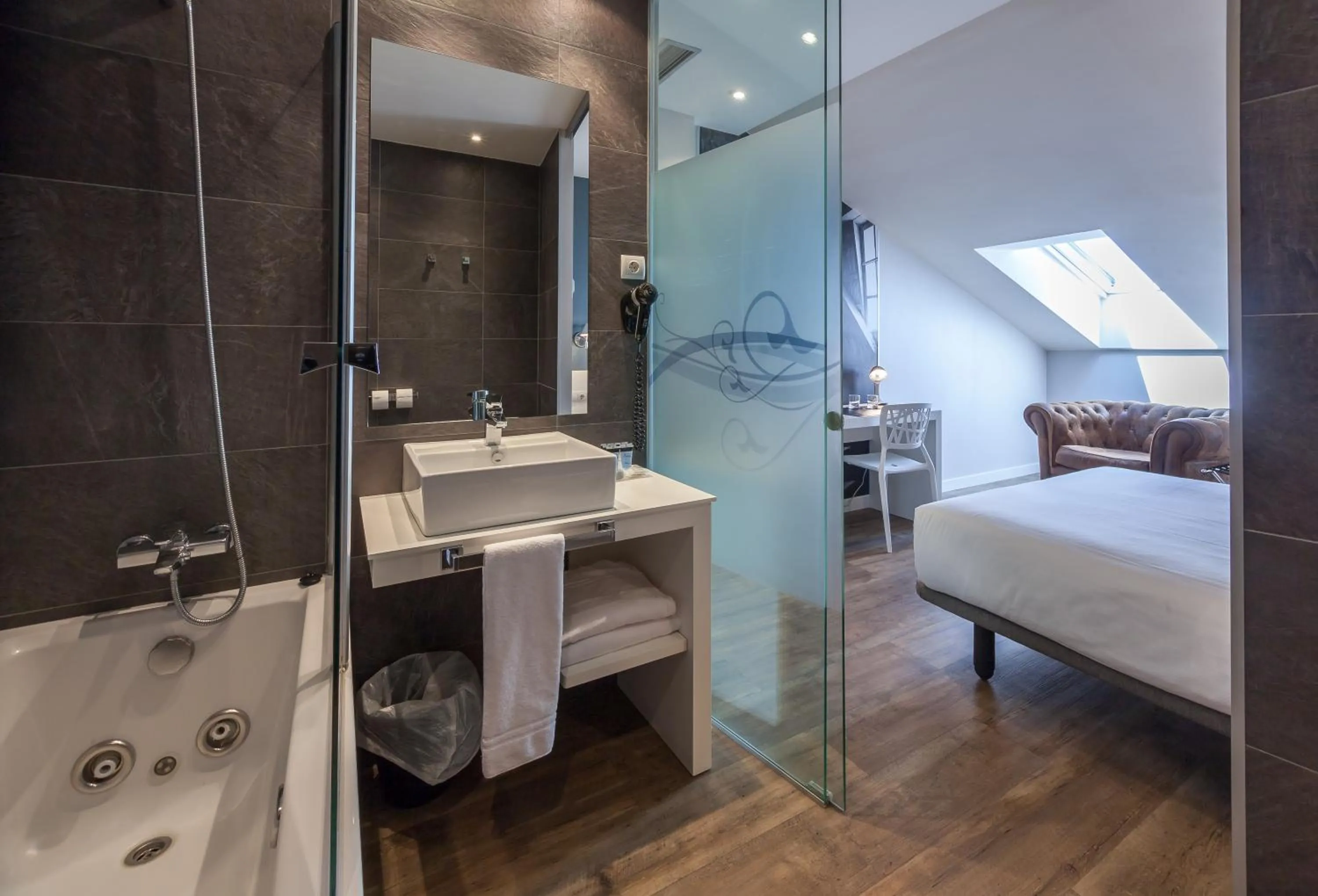 Bathroom, Bed in Hotel Andia