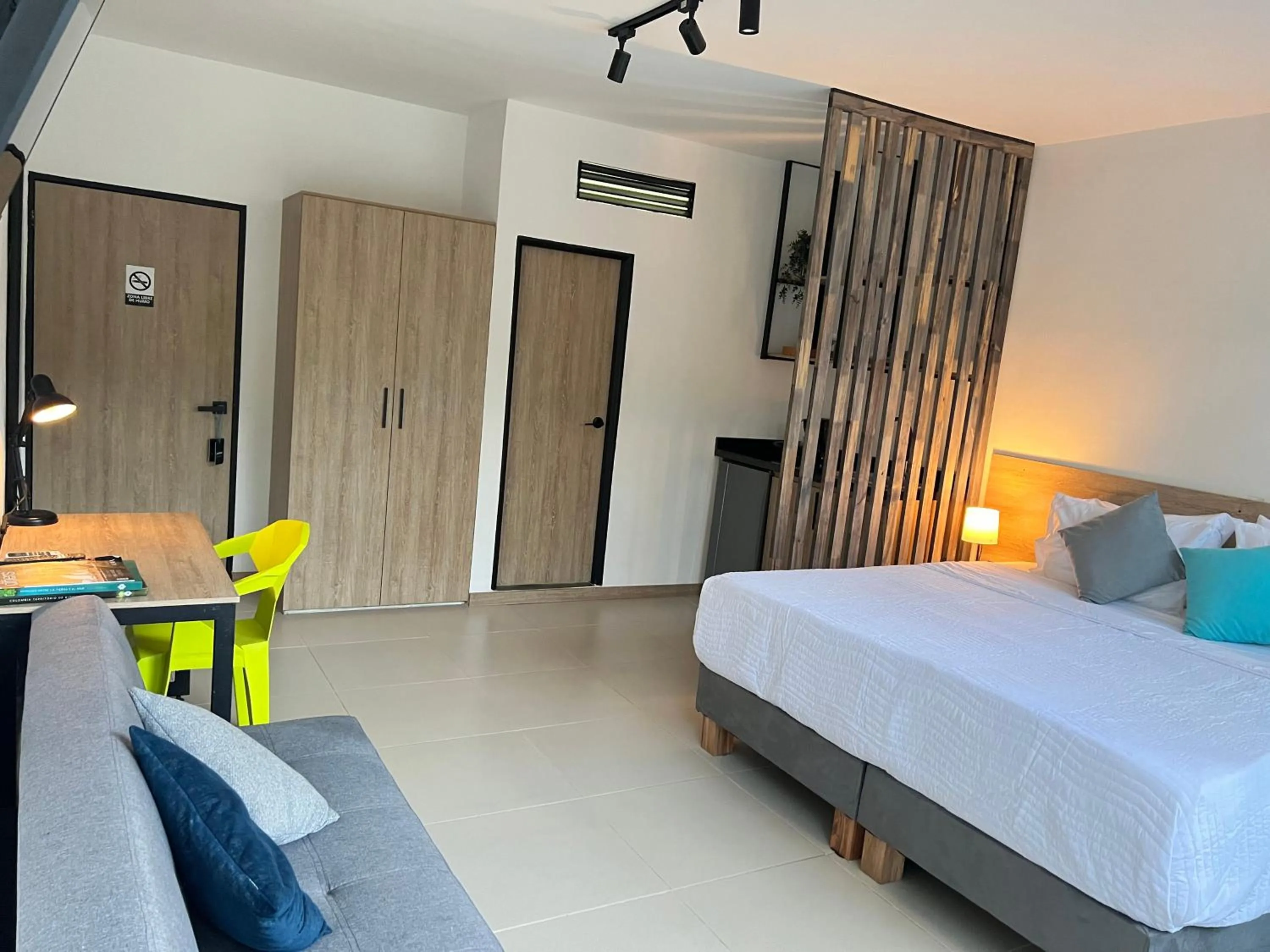 Photo of the whole room, Bed in HOTEL 9.5 SAN FERNANDO