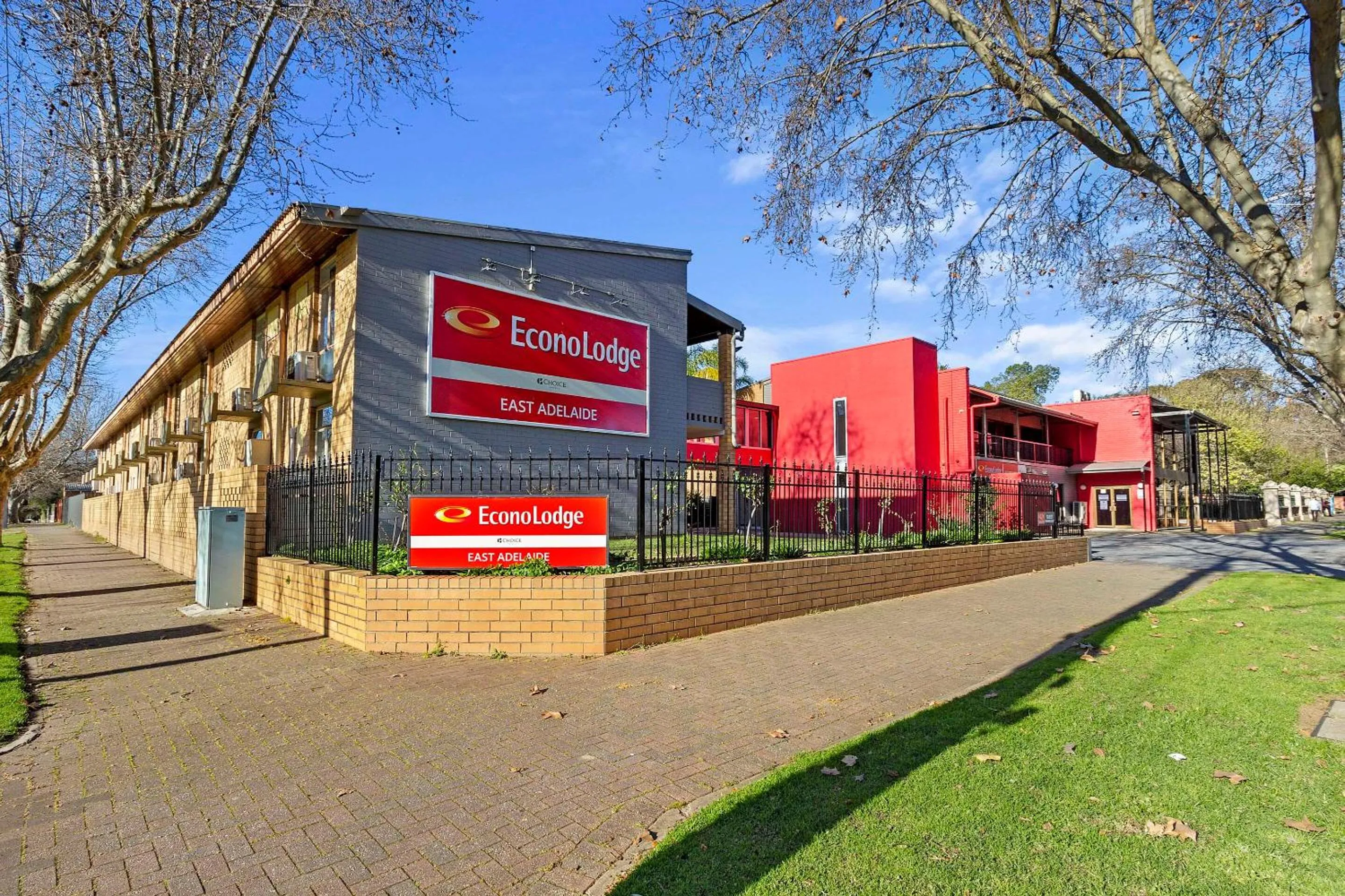 Property building in Econo Lodge East Adelaide