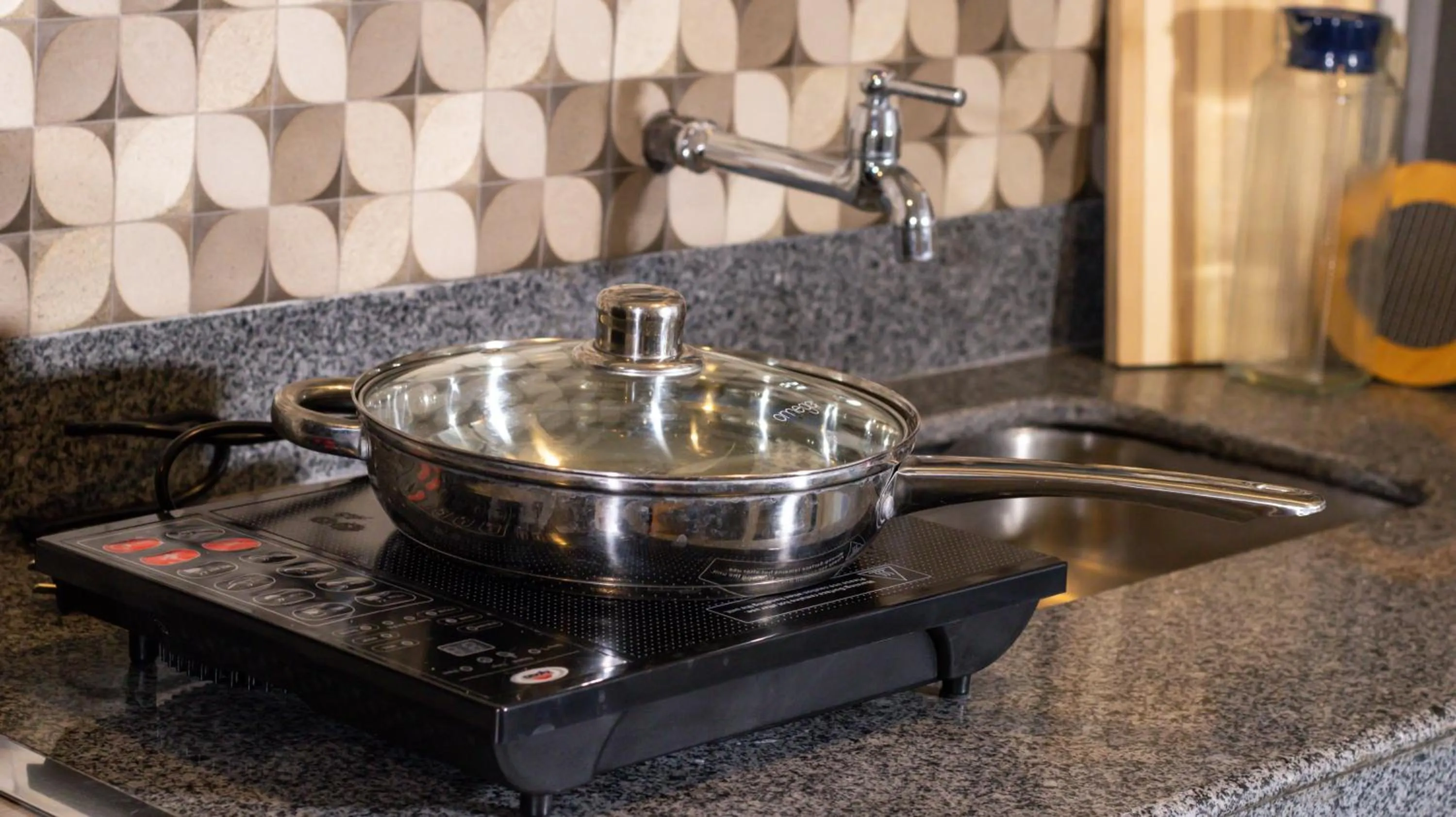 stove in Hive Manila Guesthouse -Netflix,400mbps WI-FI