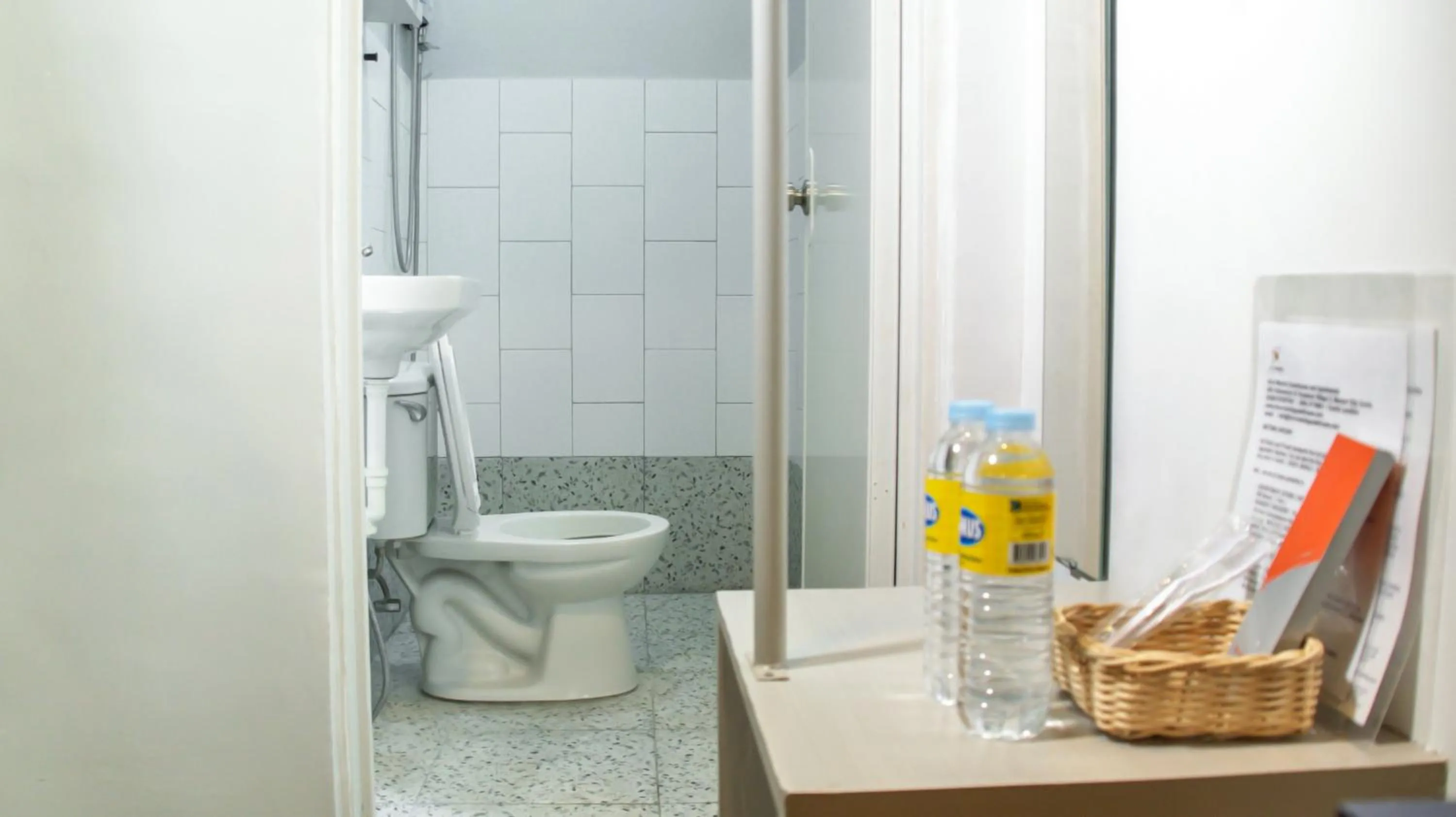 Toilet in Hive Manila Guesthouse -Netflix,400mbps WI-FI