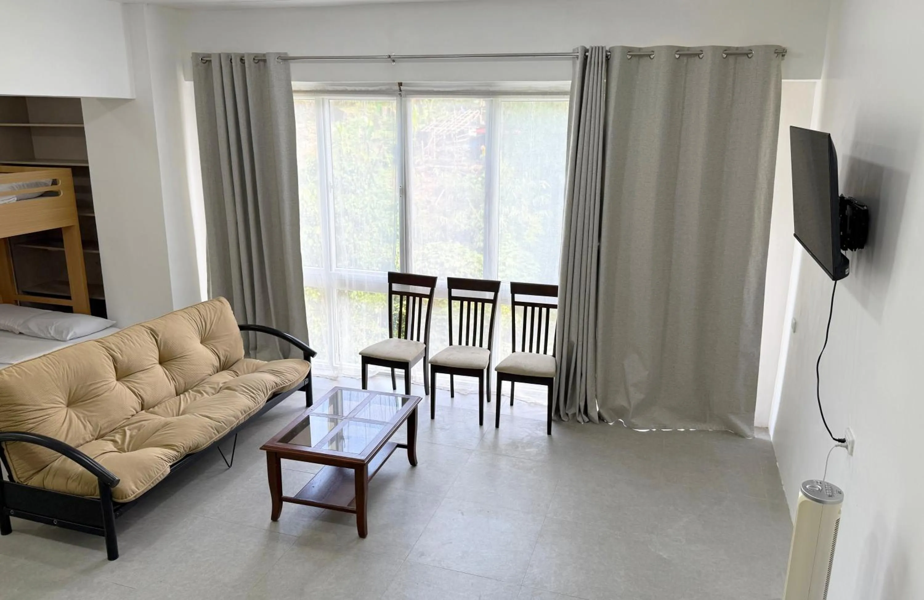 Communal lounge/ TV room in Misty Hills