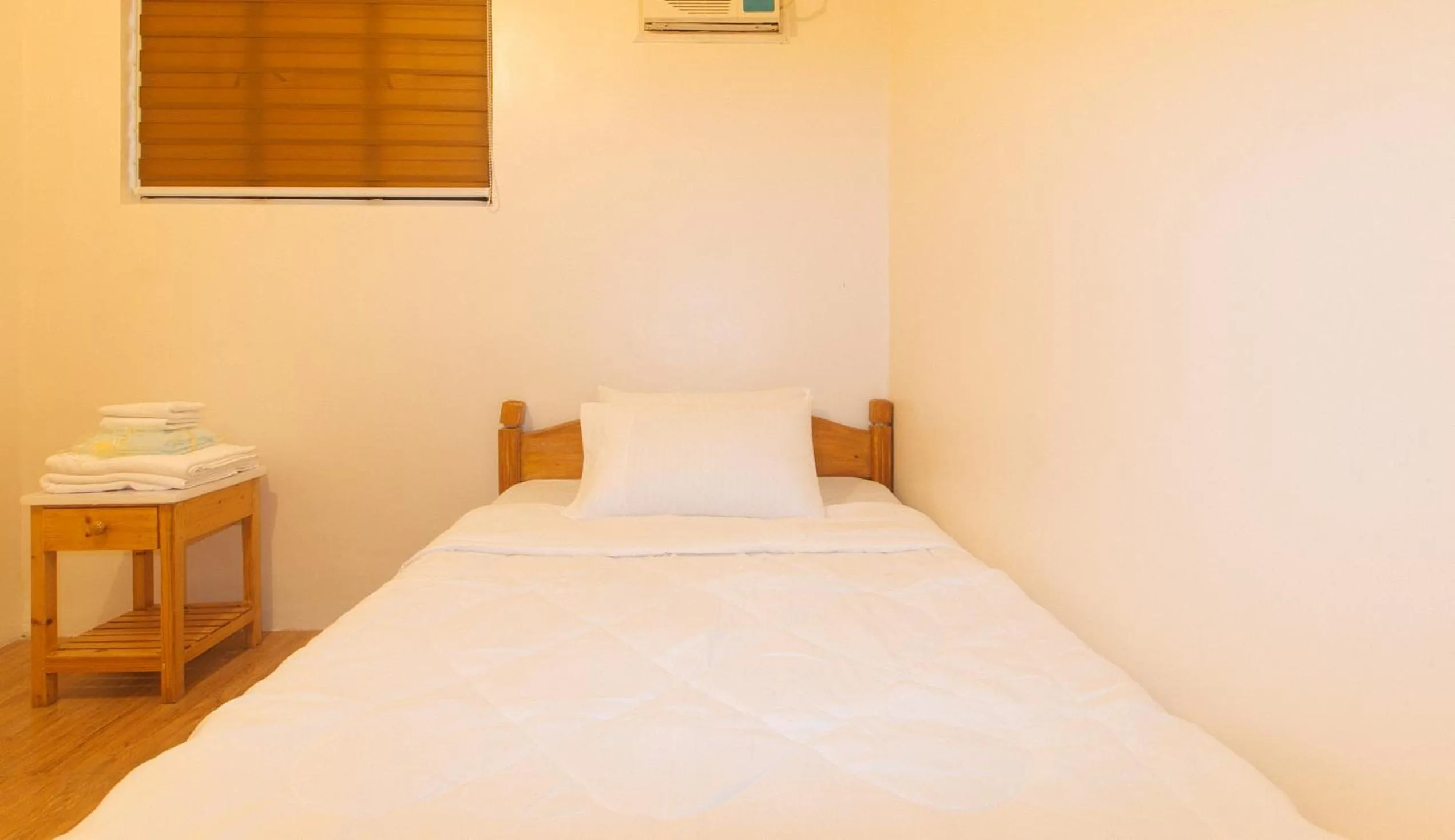 Photo of the whole room, Bed in RedDoorz @ Alquiza Residences Paranaque