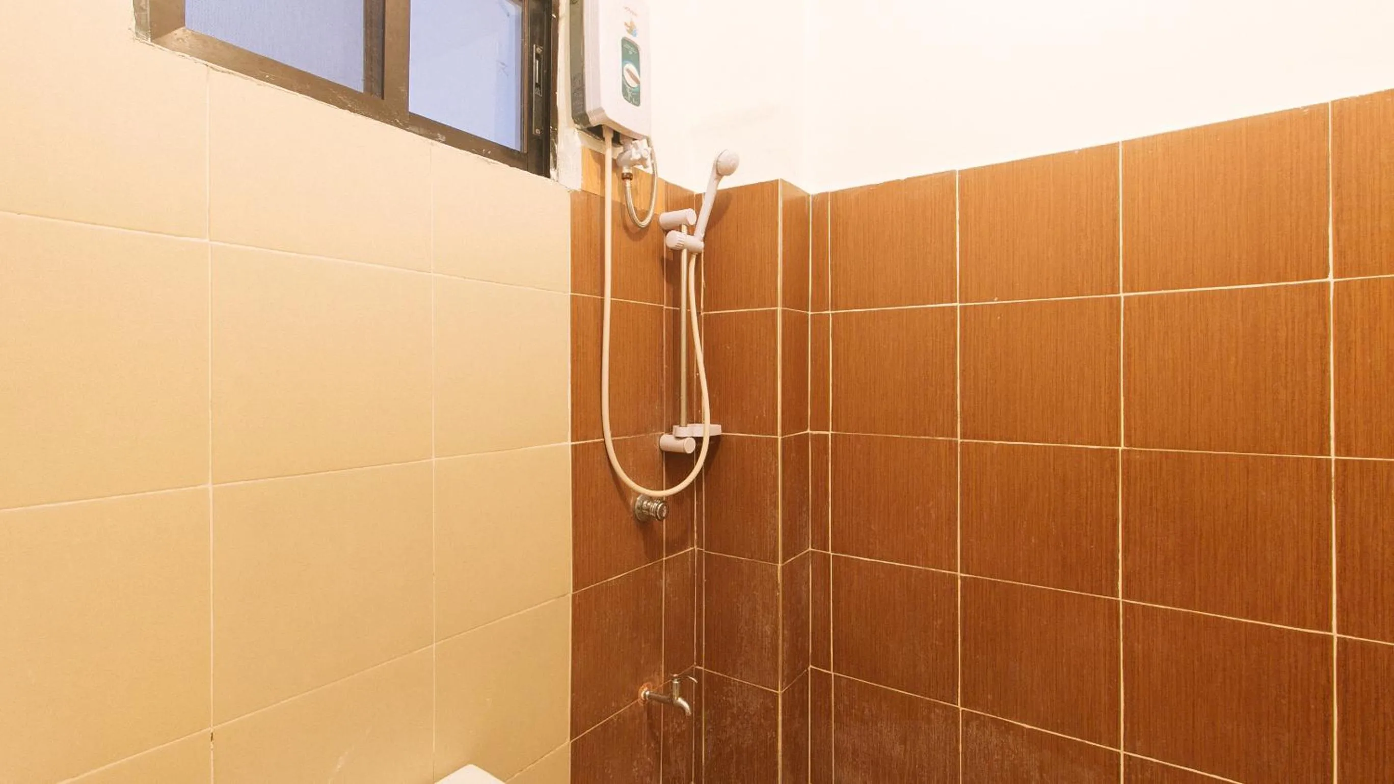 Shower in RedDoorz @ Alquiza Residences Paranaque