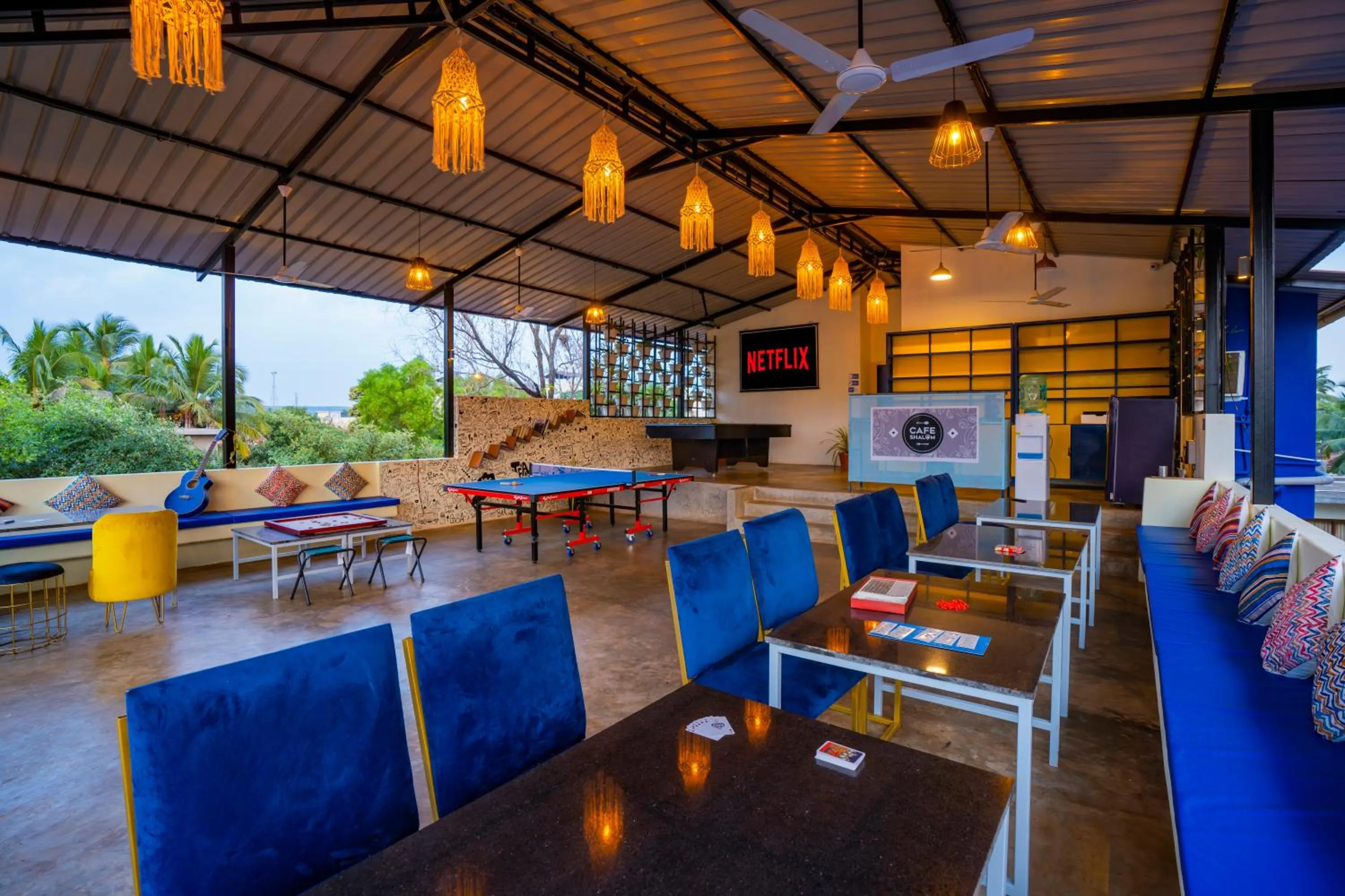 Communal lounge/ TV room in Shalom Backpackers Anjuna Goa