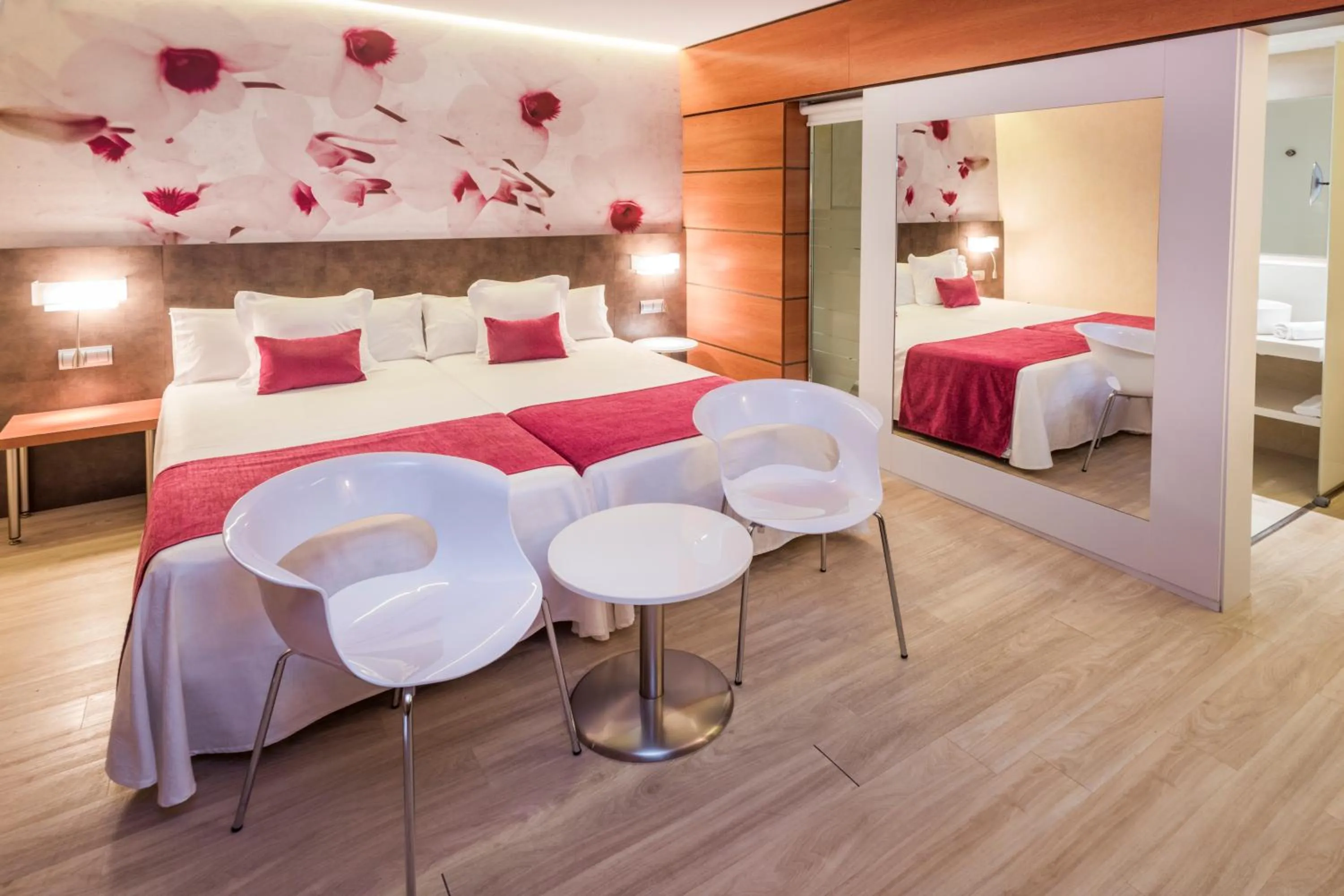 Photo of the whole room, Bed in Sumus Hotel Monteplaya & SPA 4Sup - Adults Only