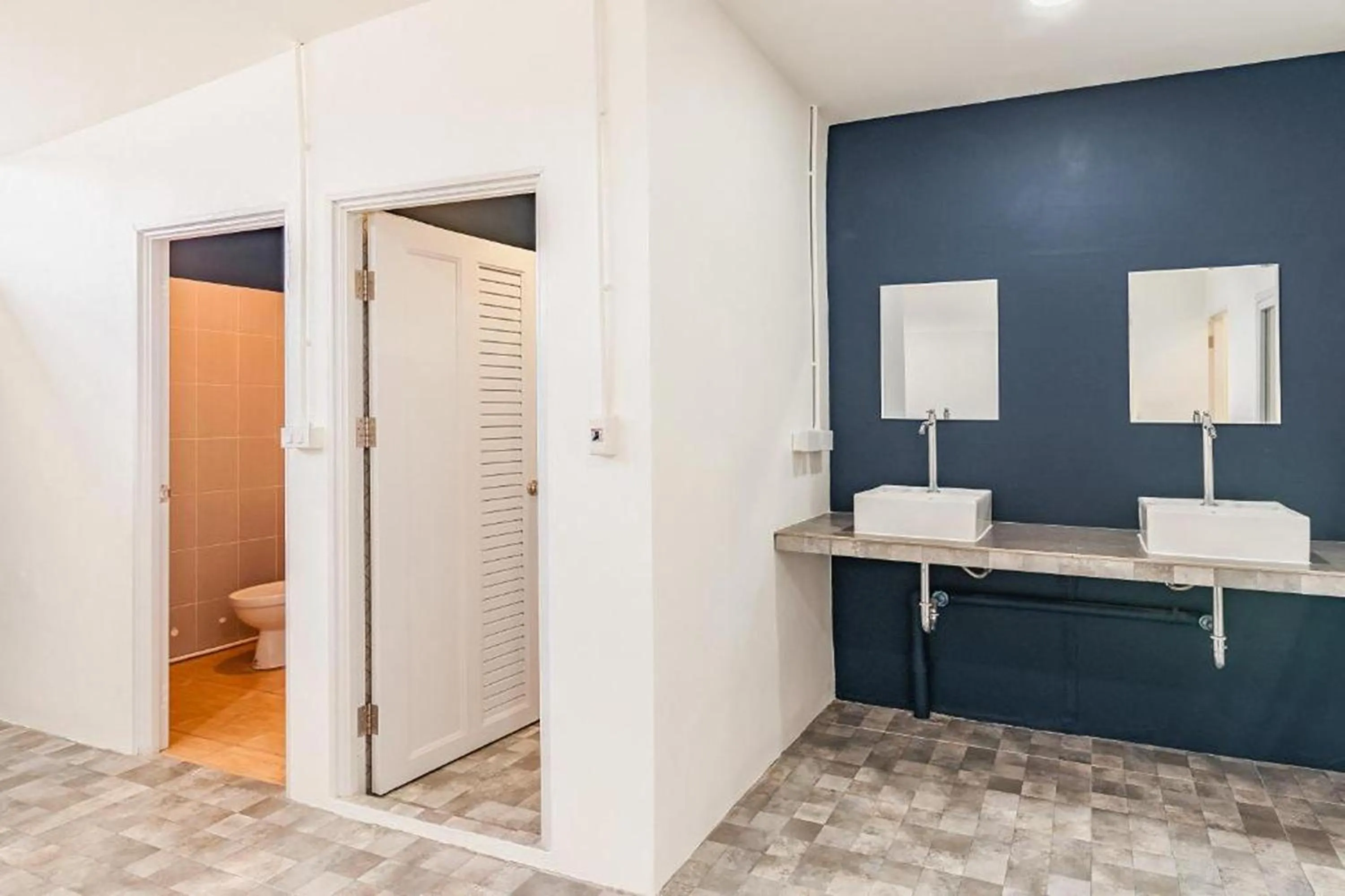 Toilet in Shapel Hostel and Cafe