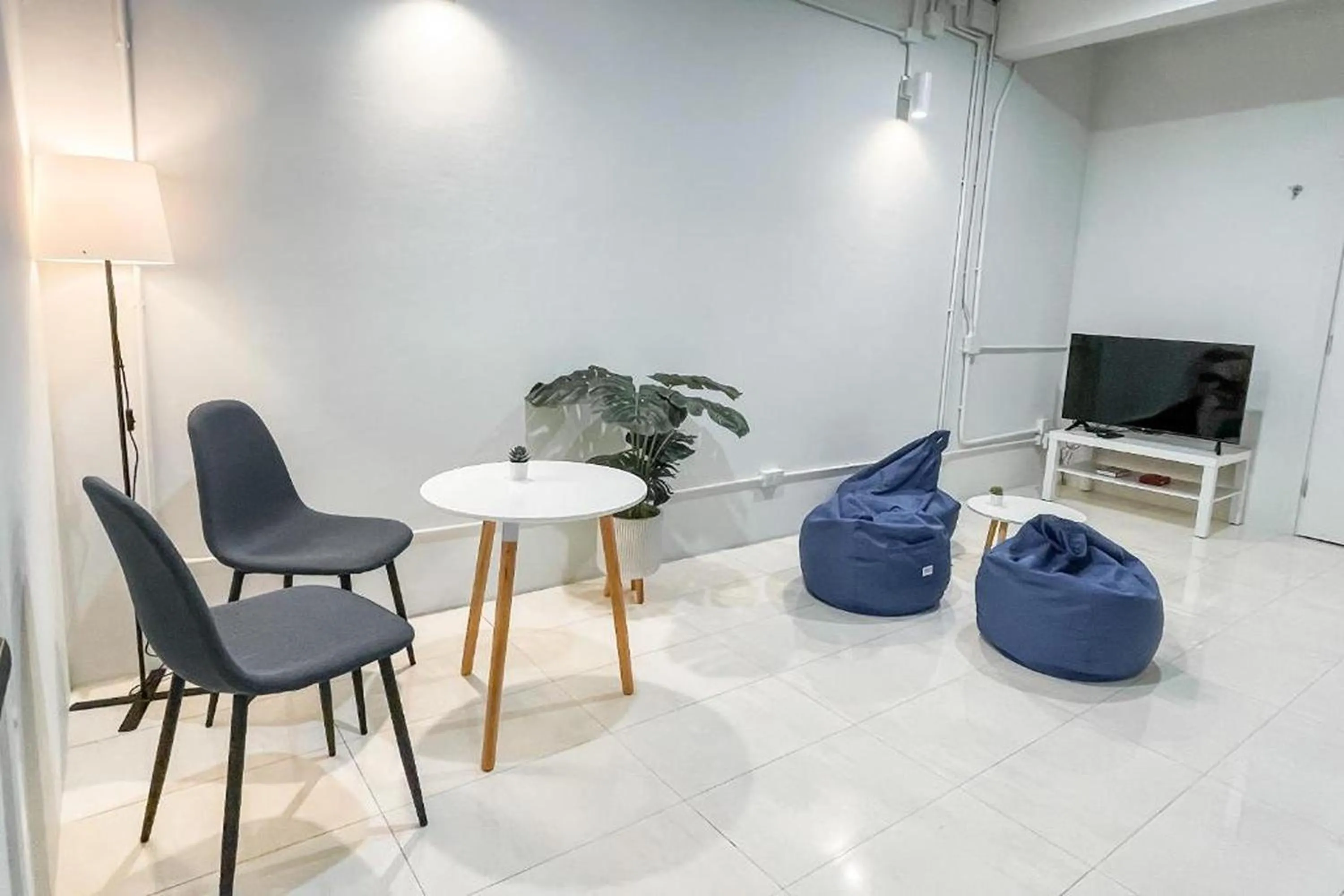 TV and multimedia in Shapel Hostel and Cafe