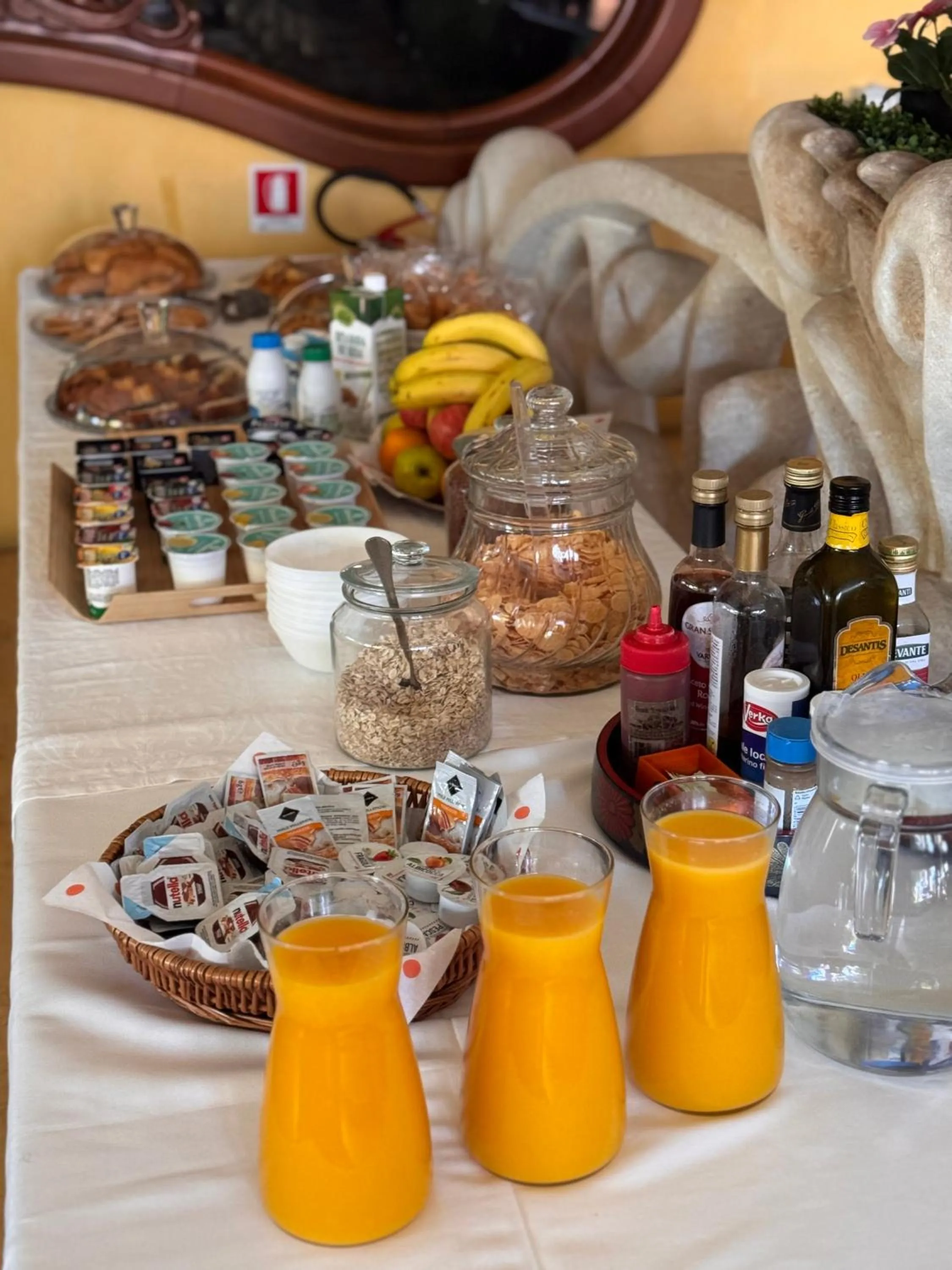 Food and drinks in Hotel Rey's