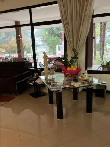 Restaurant/places to eat in Hotel Rey's