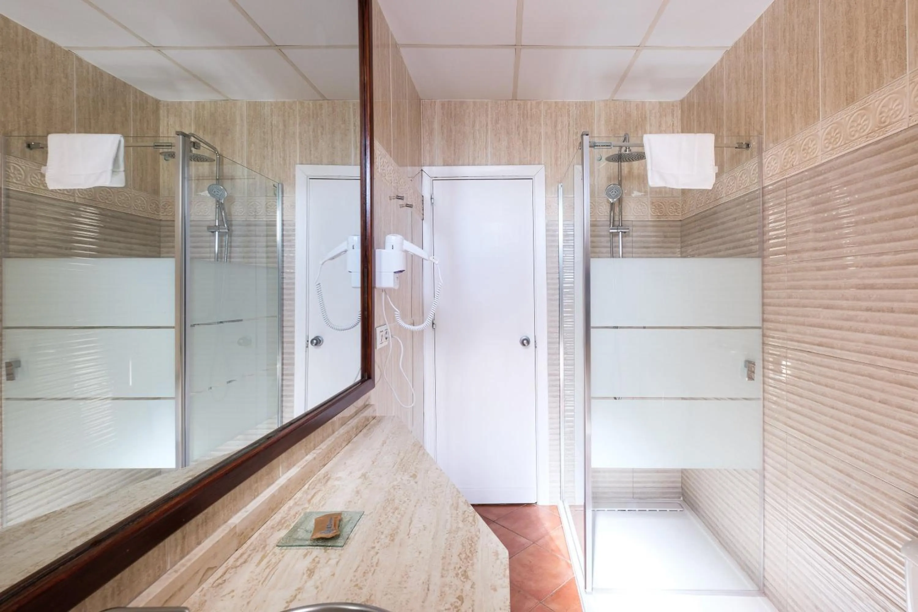 Shower in Hotel Guadalquivir