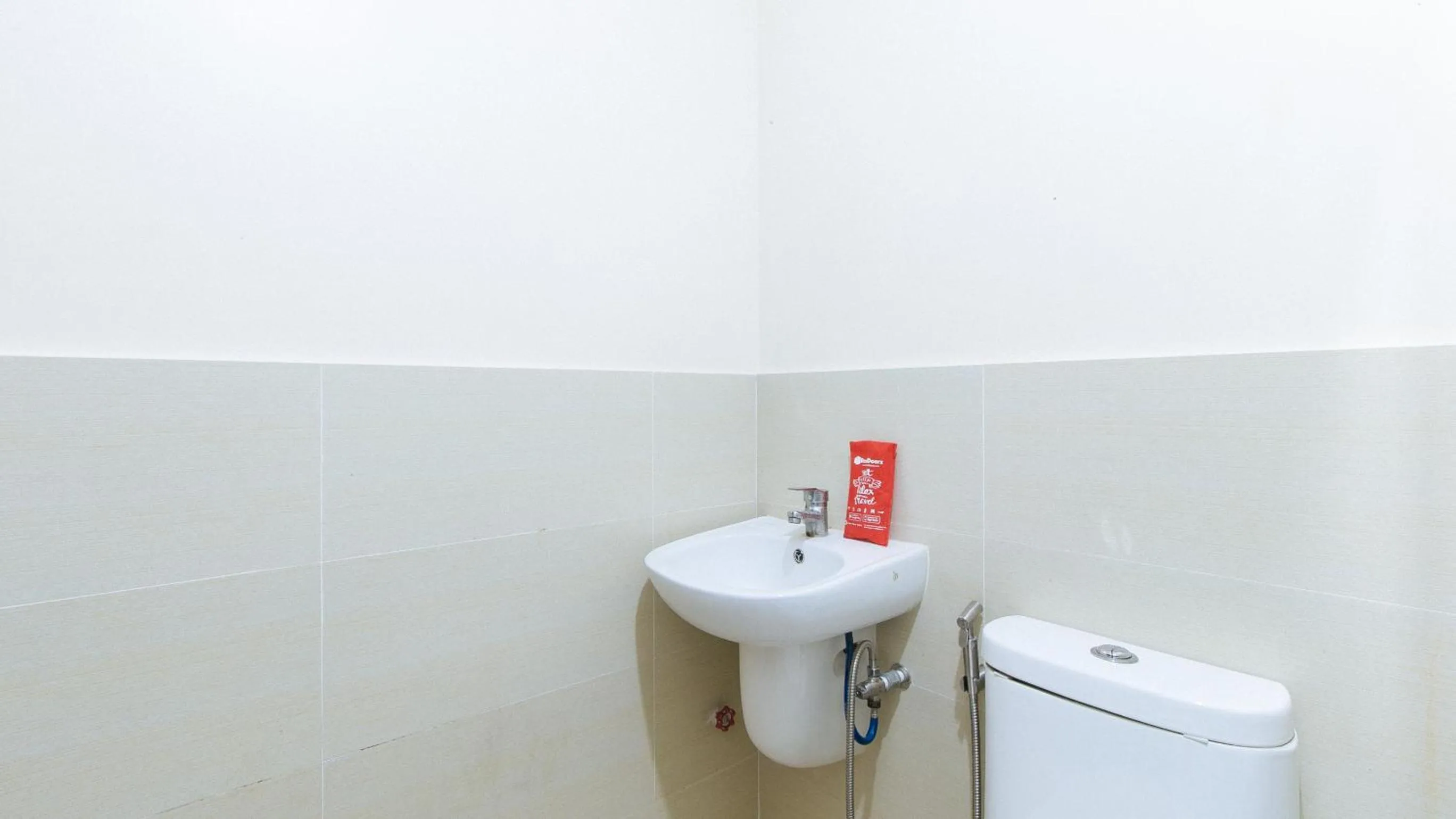 Toilet in RedDoorz Plus @ Cuarto Verde Staycation