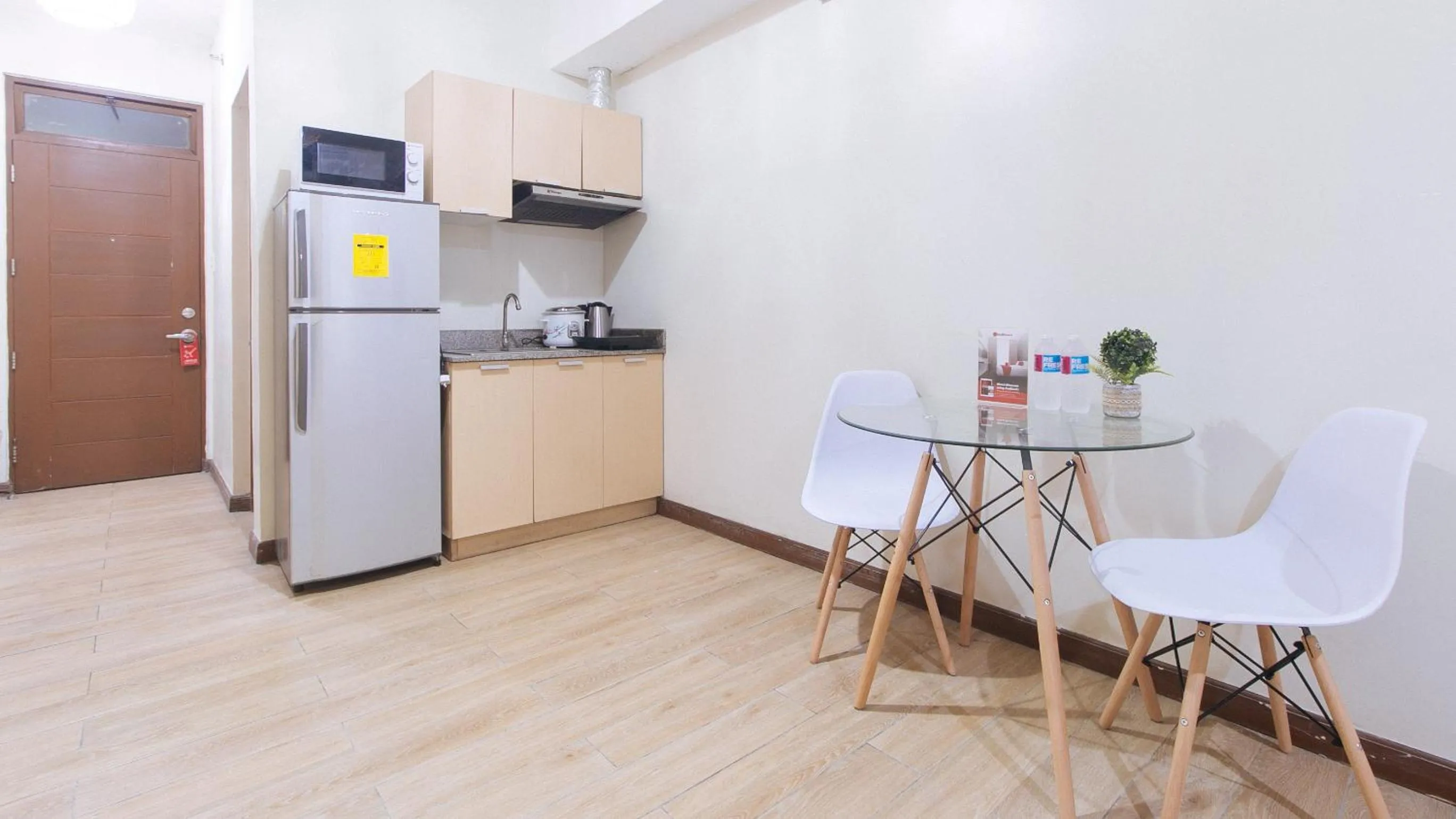 Kitchen or kitchenette in RedDoorz Plus @ Cuarto Verde Staycation
