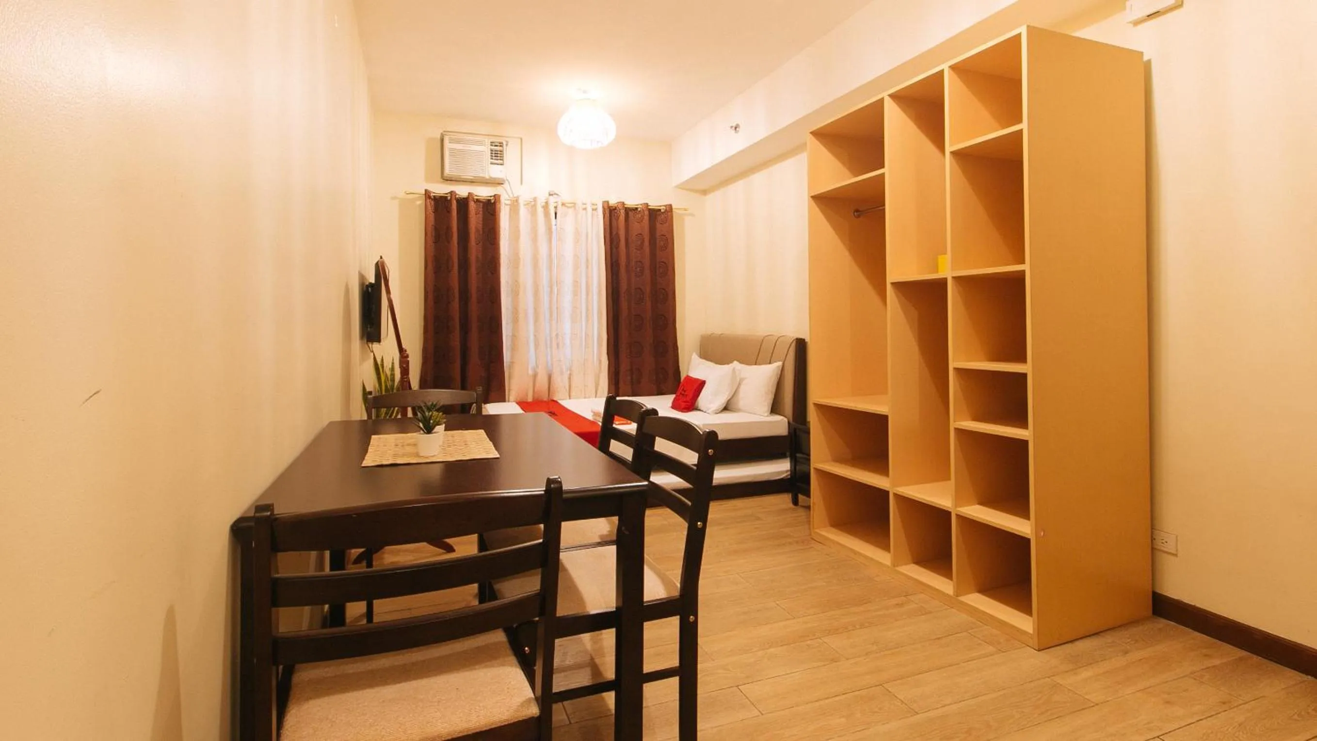 Seating area in RedDoorz Plus @ Cuarto Verde Staycation