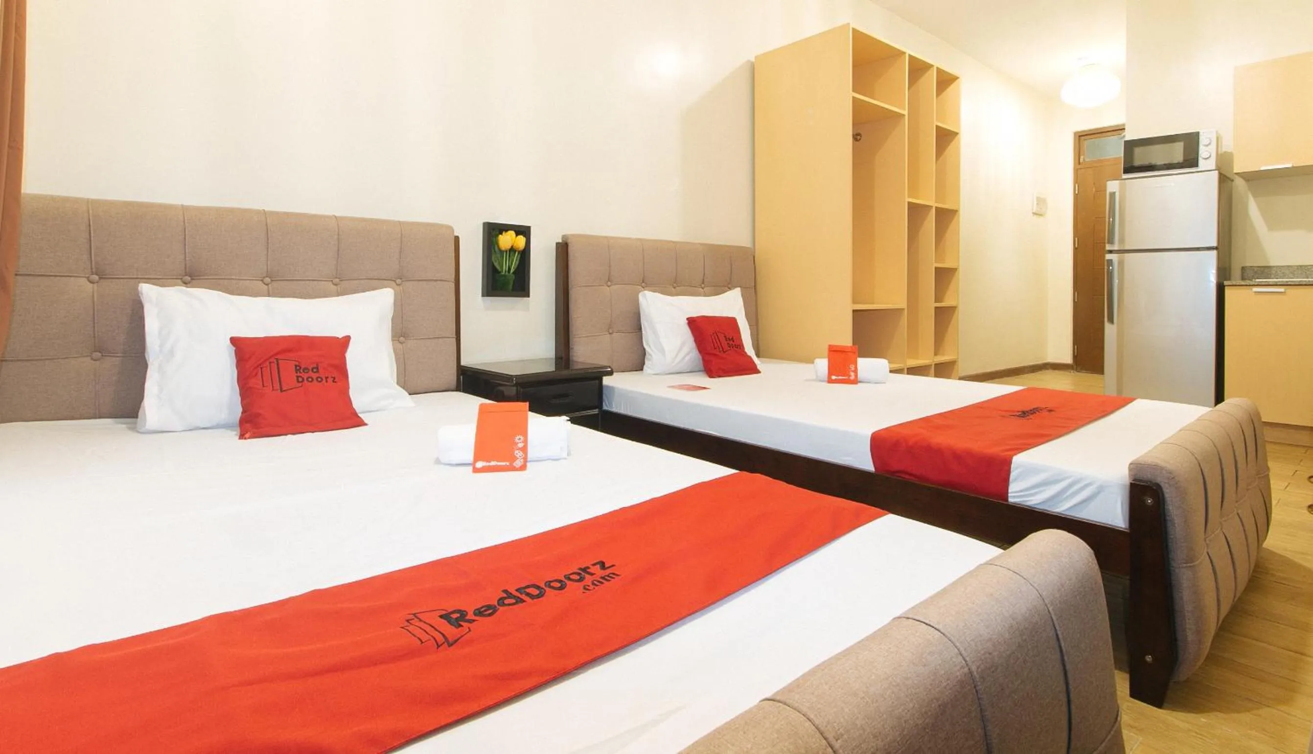 Kitchen or kitchenette, Bed in RedDoorz Plus @ Cuarto Verde Staycation