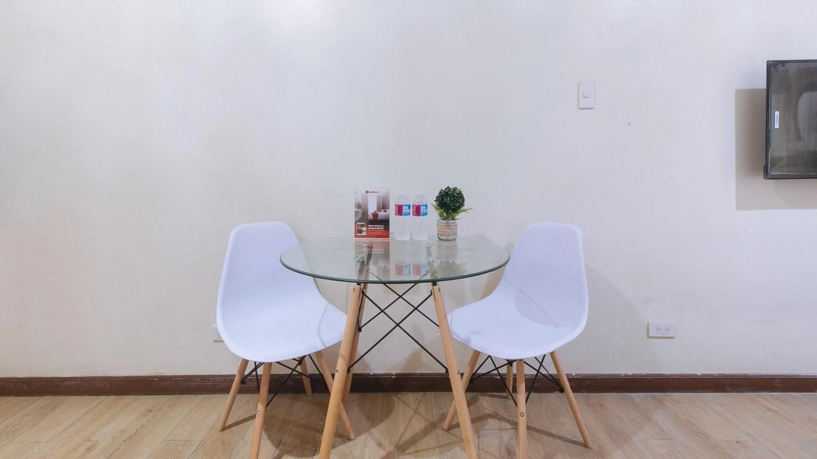 Seating area in RedDoorz Plus @ Cuarto Verde Staycation