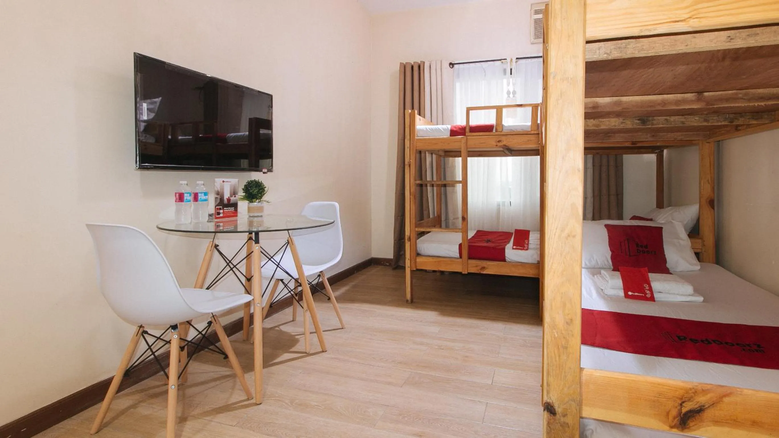 Bed in RedDoorz Plus @ Cuarto Verde Staycation