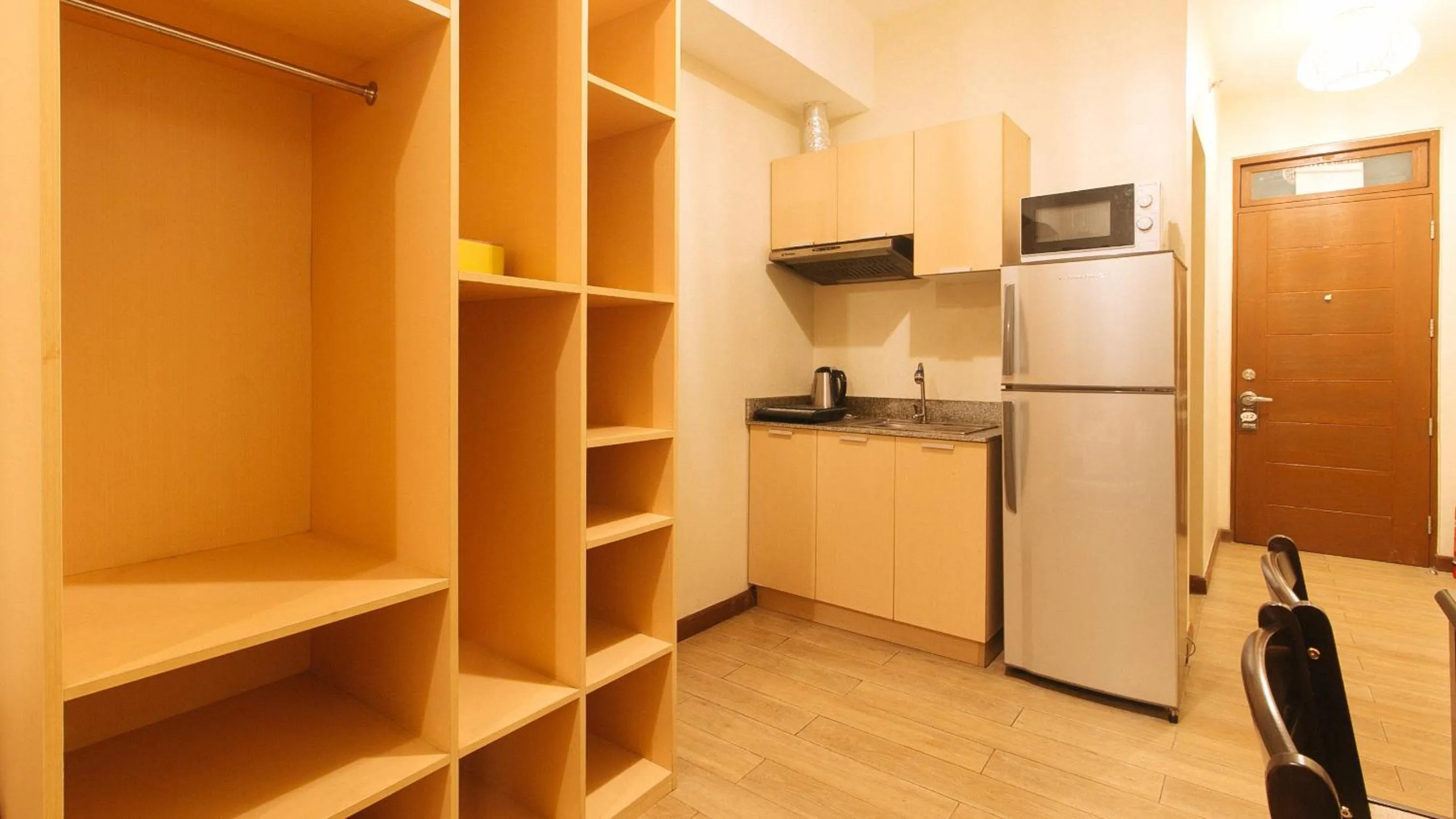 Kitchen or kitchenette in RedDoorz Plus @ Cuarto Verde Staycation