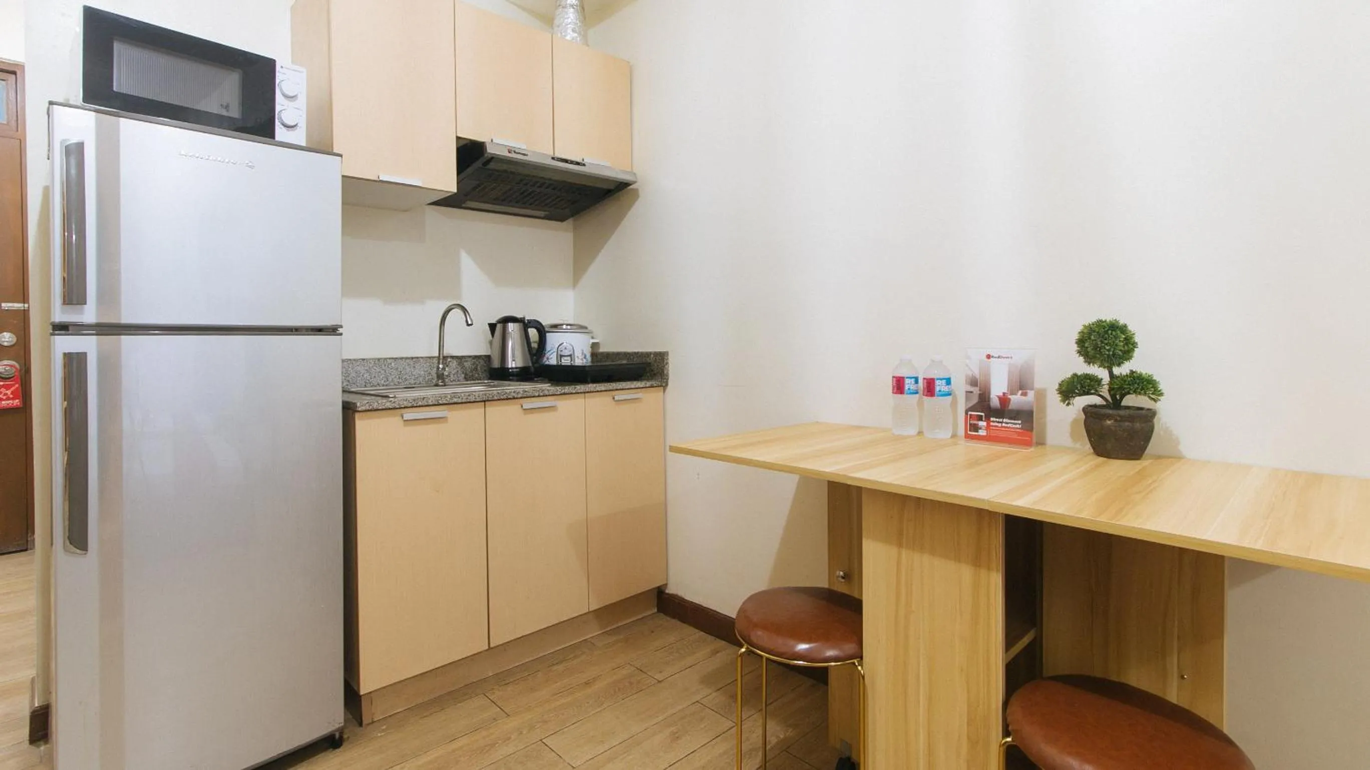 Kitchen or kitchenette in RedDoorz Plus @ Cuarto Verde Staycation