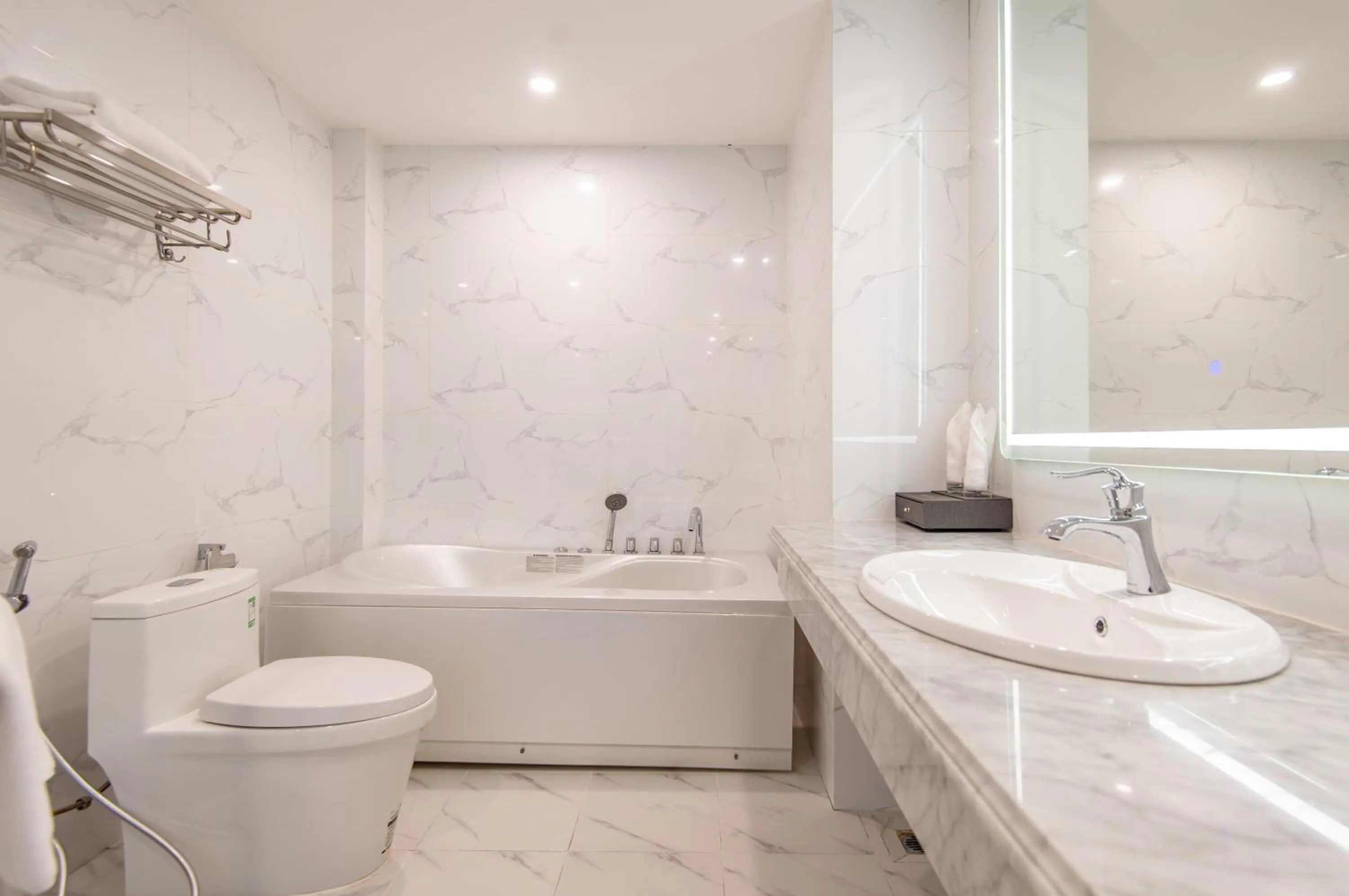 Shower in Reyna Luxury Hotel