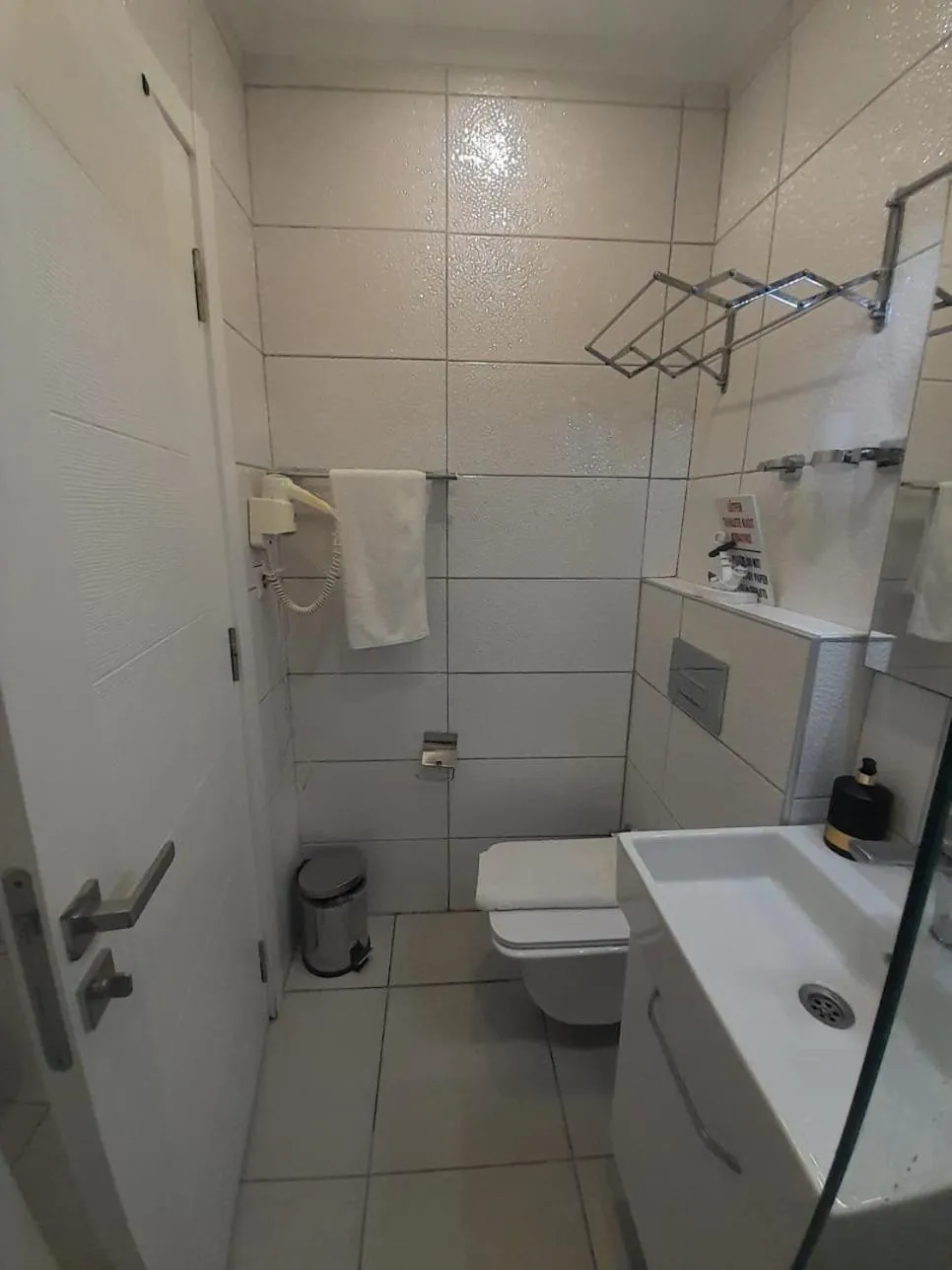 Shower in Queen Victoria Suit Apart OTEL