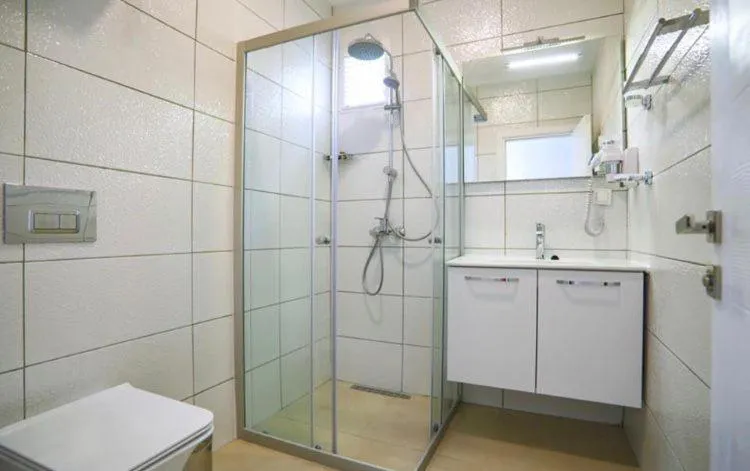 Shower in Queen Victoria Suit Apart OTEL