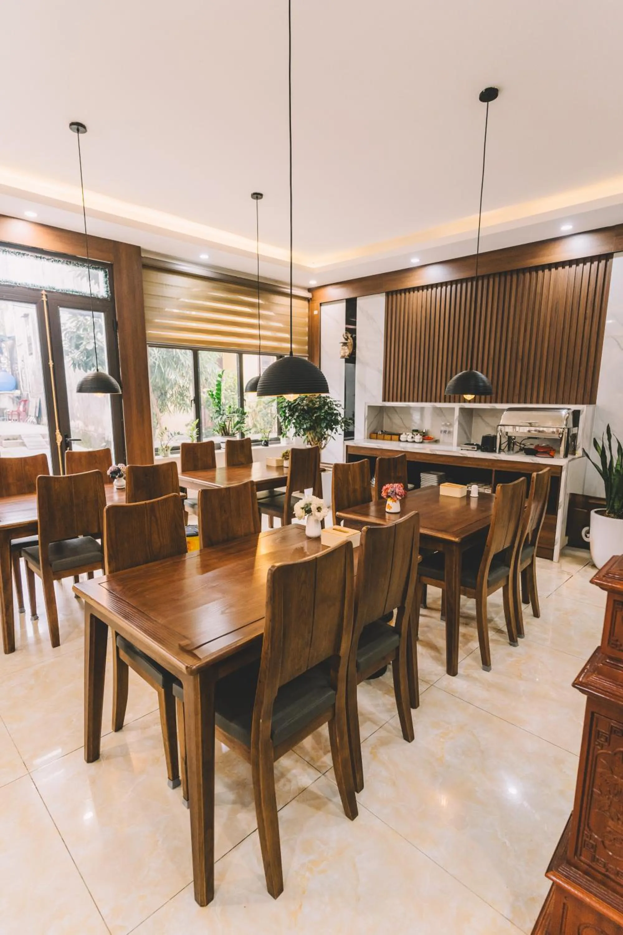 Restaurant/places to eat in Tamcoc Catalina Hotel