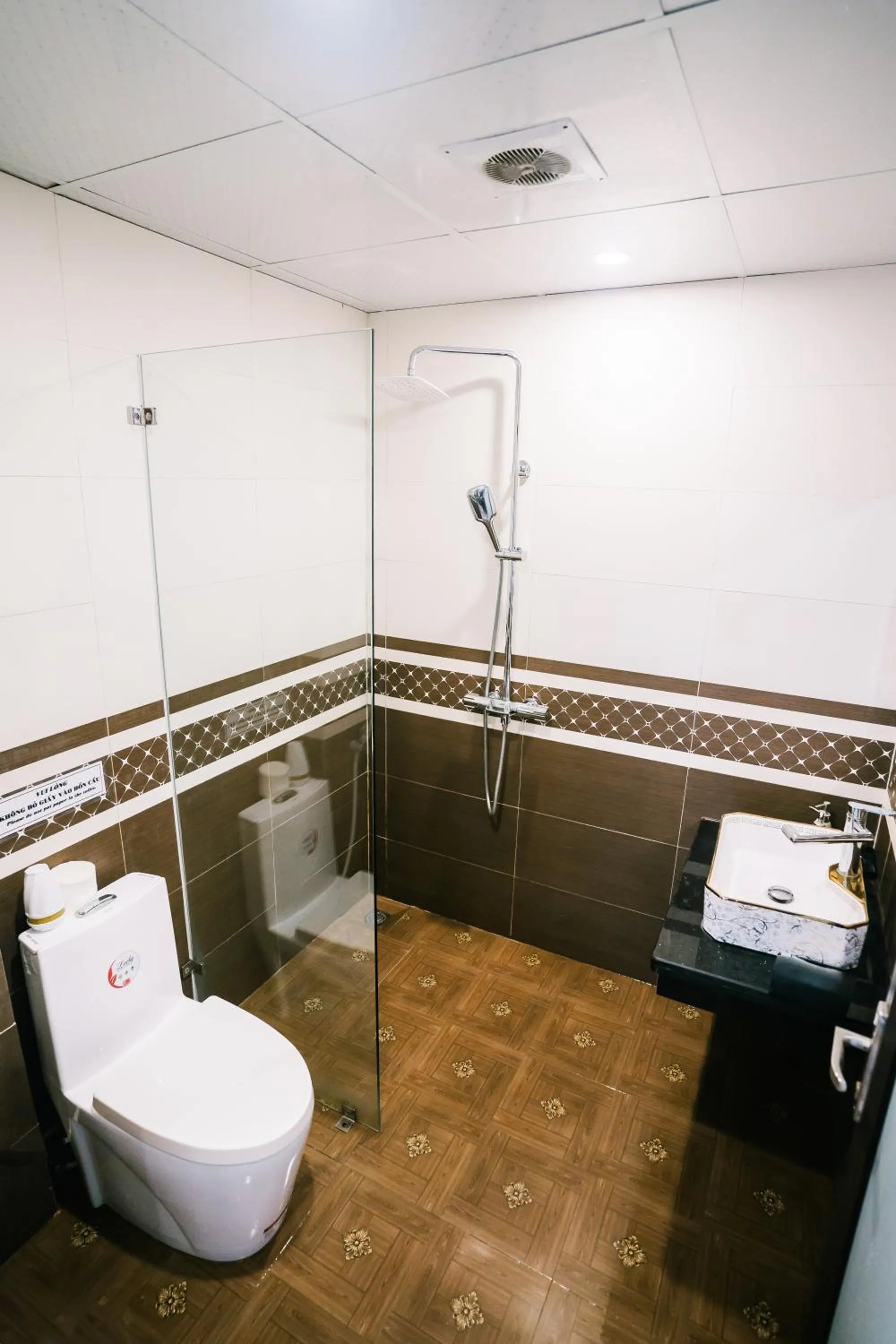 Shower in Tamcoc Catalina Hotel