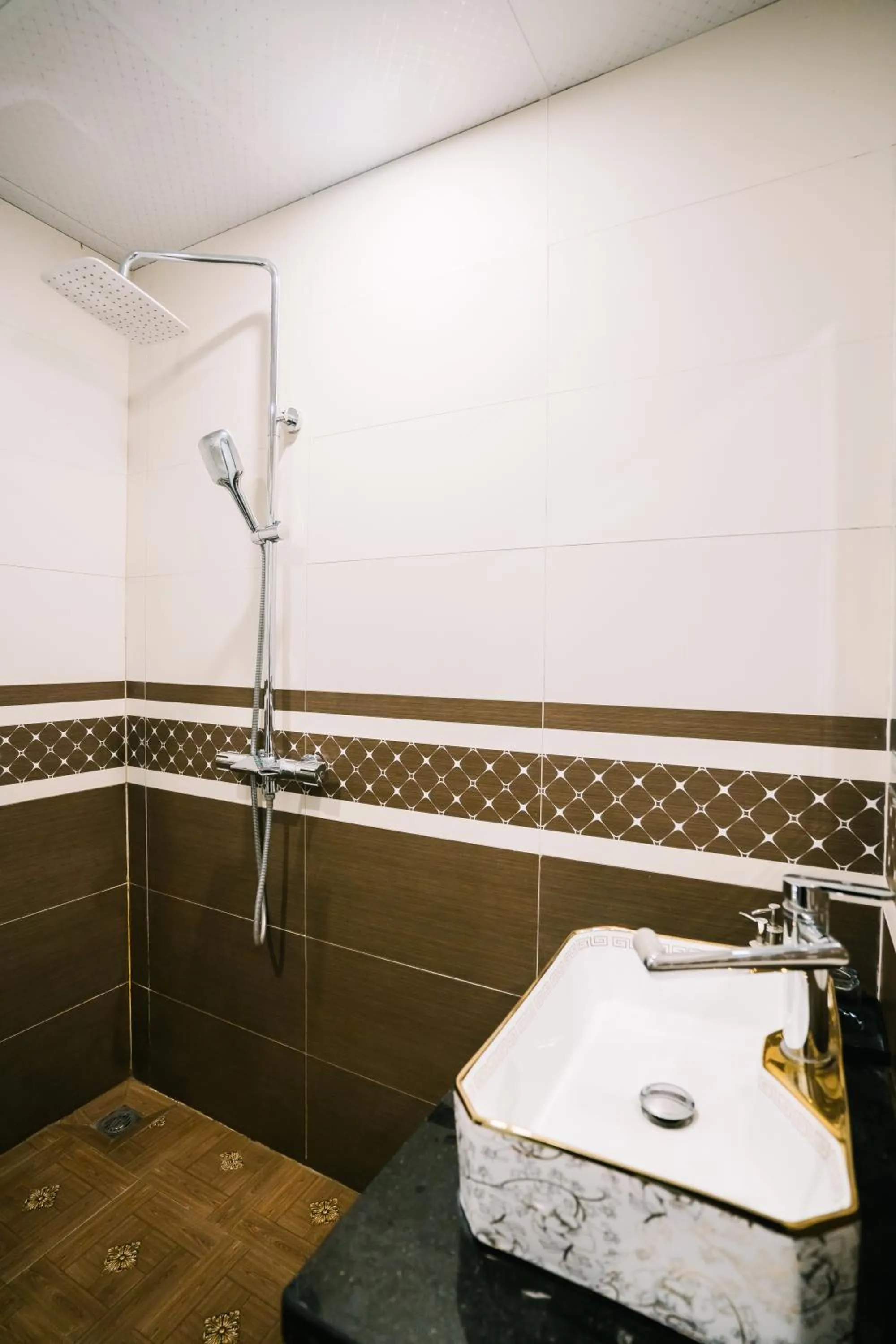 Shower in Tamcoc Catalina Hotel